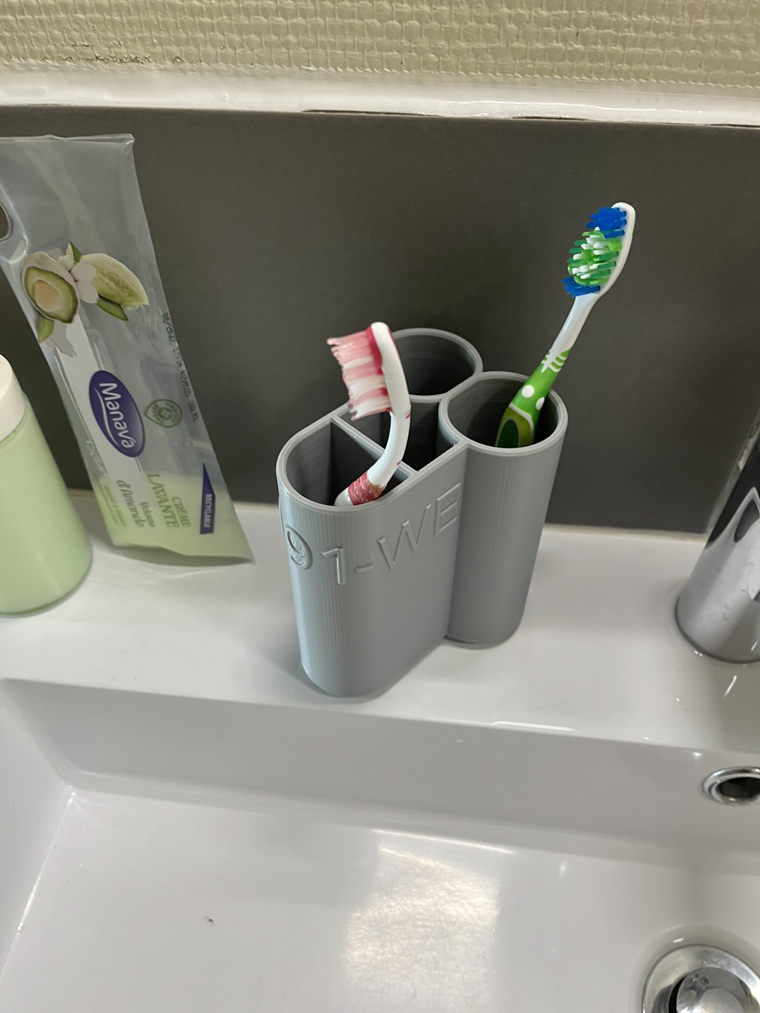 Dick toothbrush cup