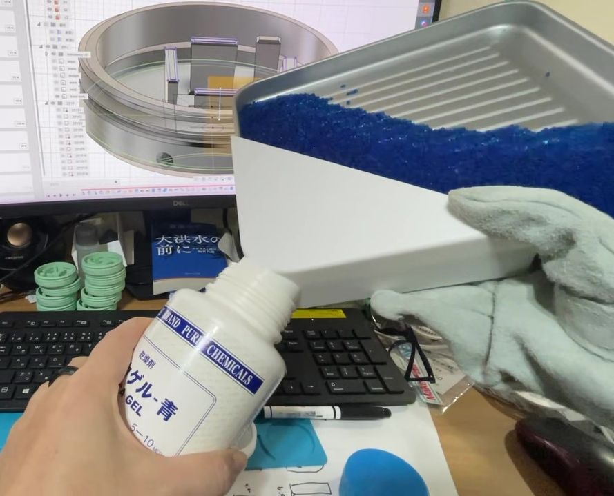 Tool for transferring silica gel into a bottle