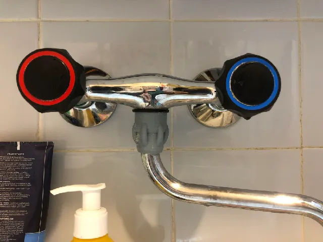 Tube movable connection