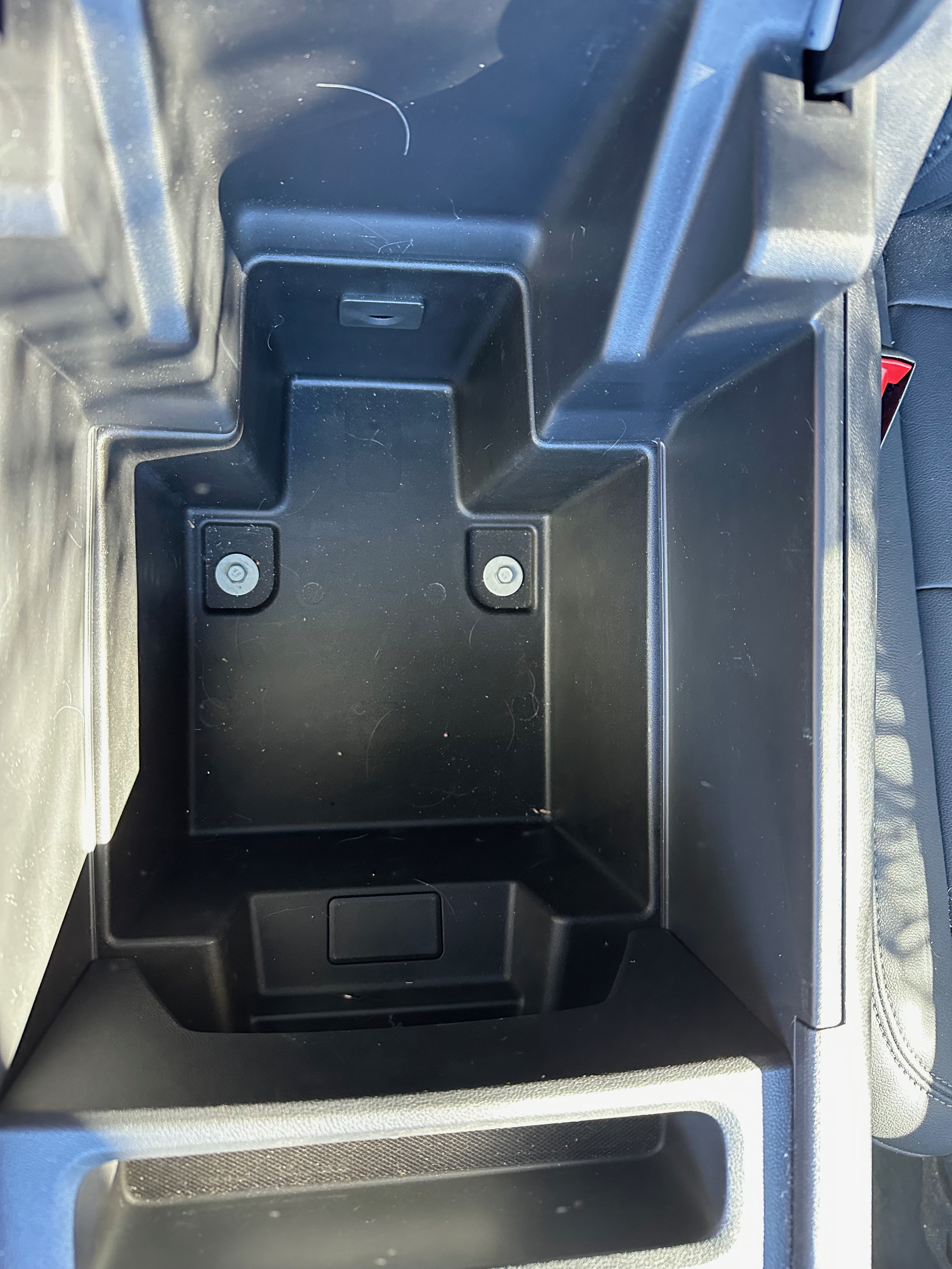 SilveradoEV ArmRest Upper Tray — miniatura 2