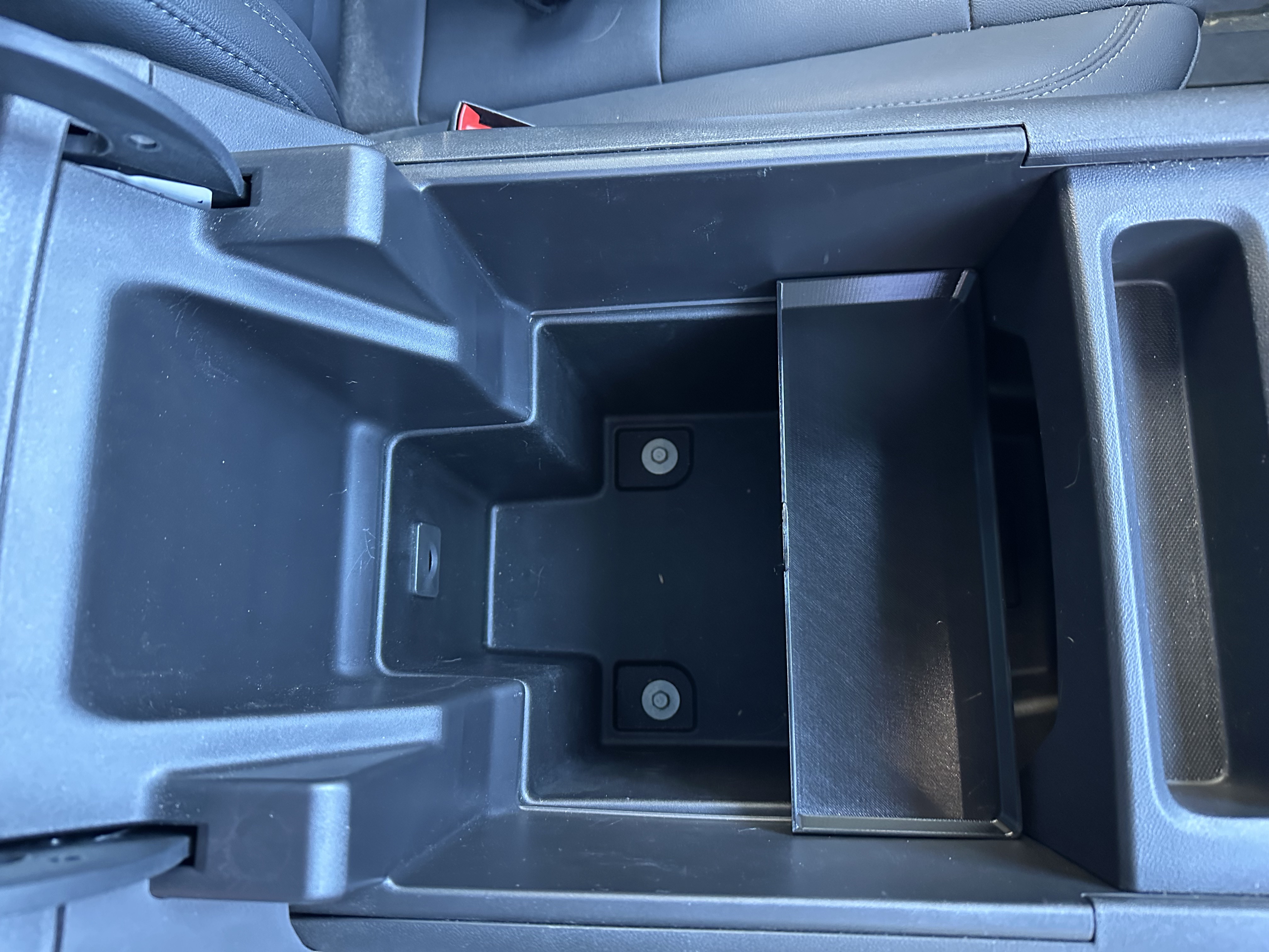 SilveradoEV ArmRest Upper Tray — miniatura 3