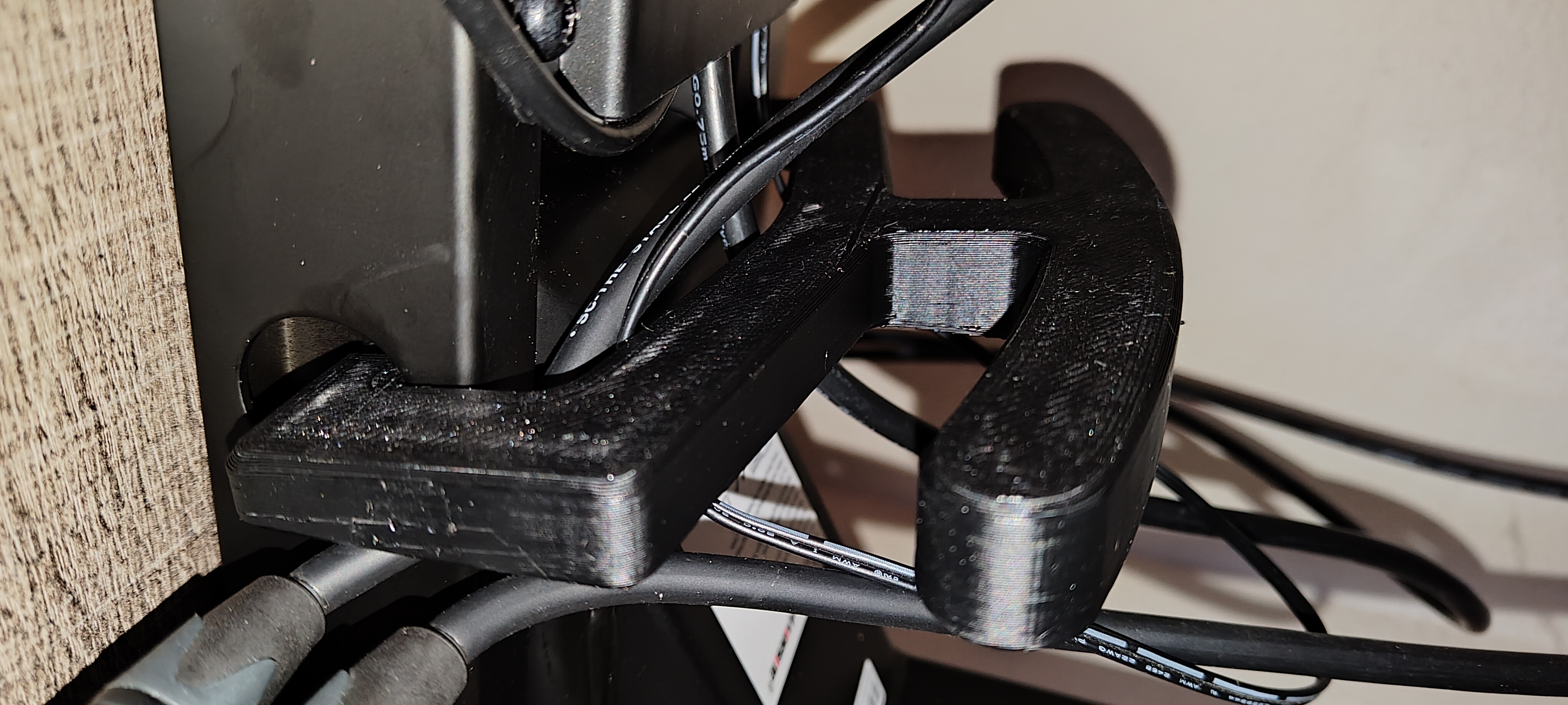Under desk hook for maidesite standing desk
