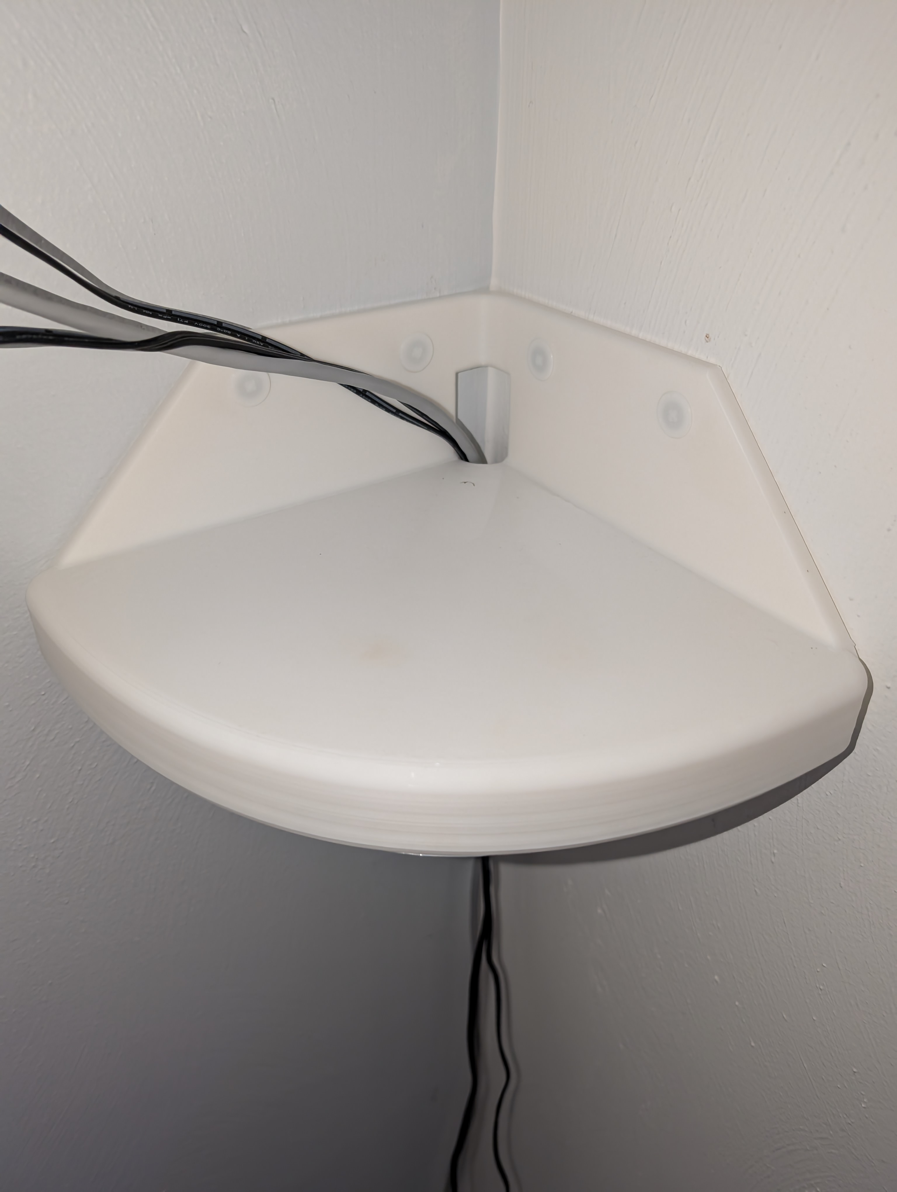 Miniatura 4 do modelo 3D Corner Shelf w/ Cable Passthrough