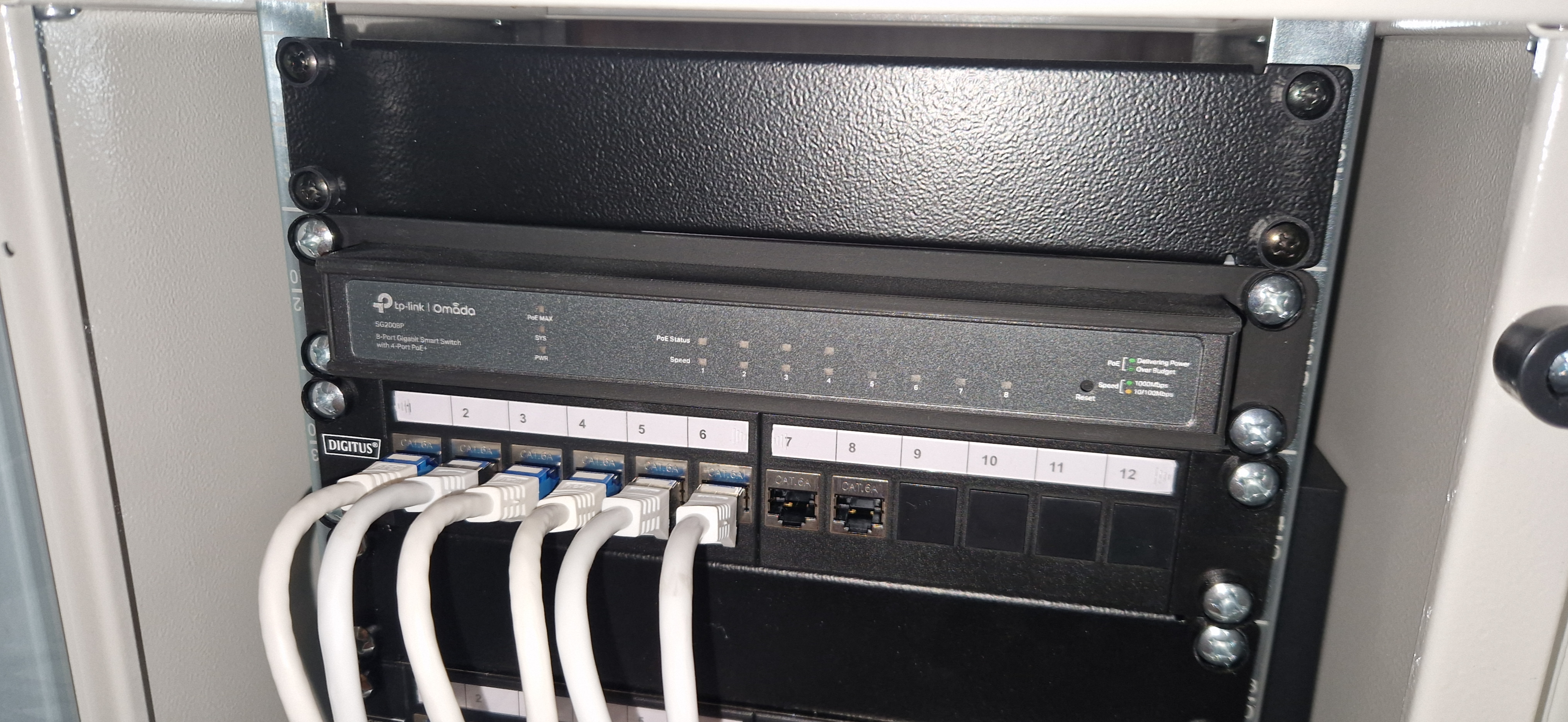 TP-Link SG2008P - 10" Rackmount