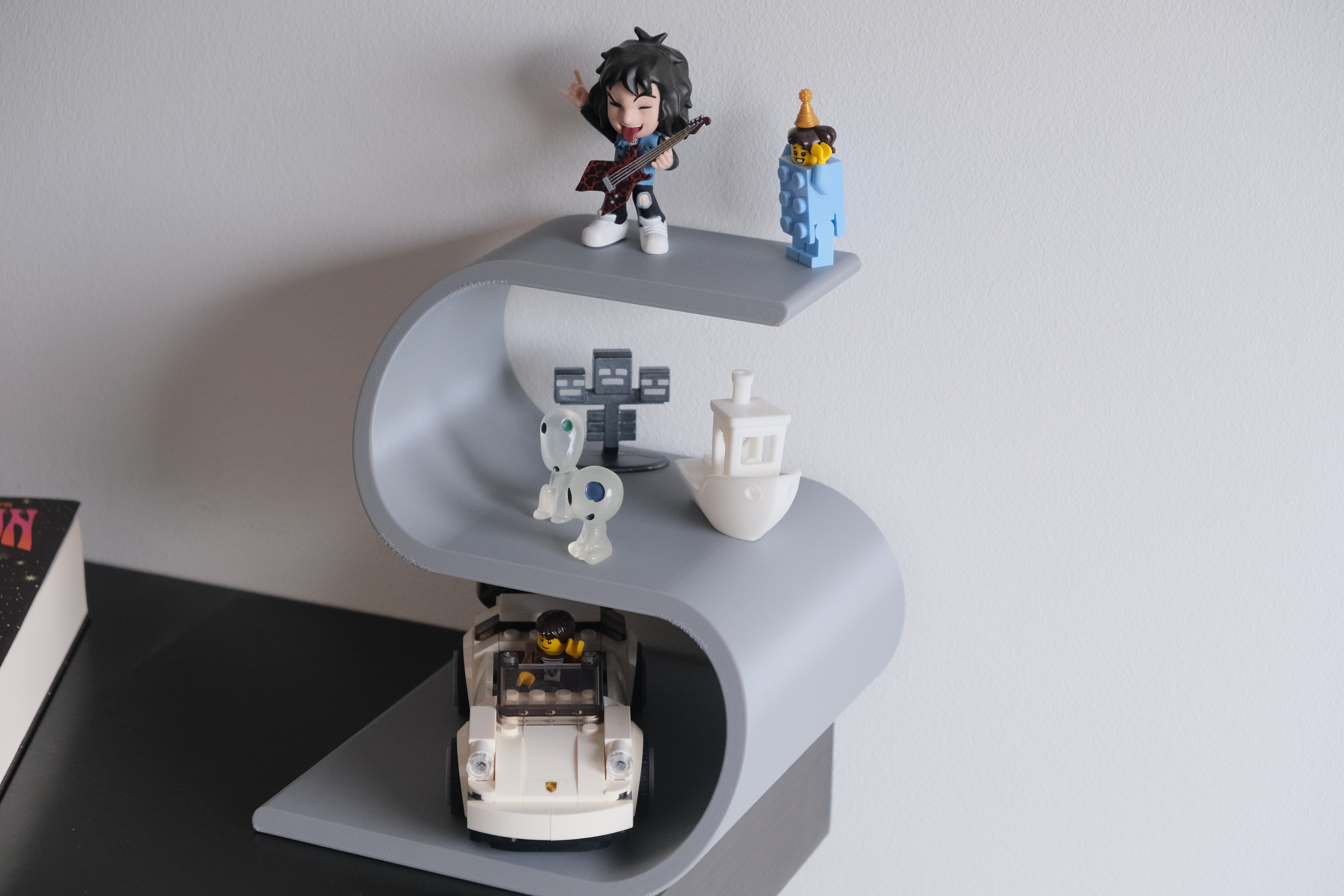 Swoopy display shelf for miniatures and stuff — miniatura 3