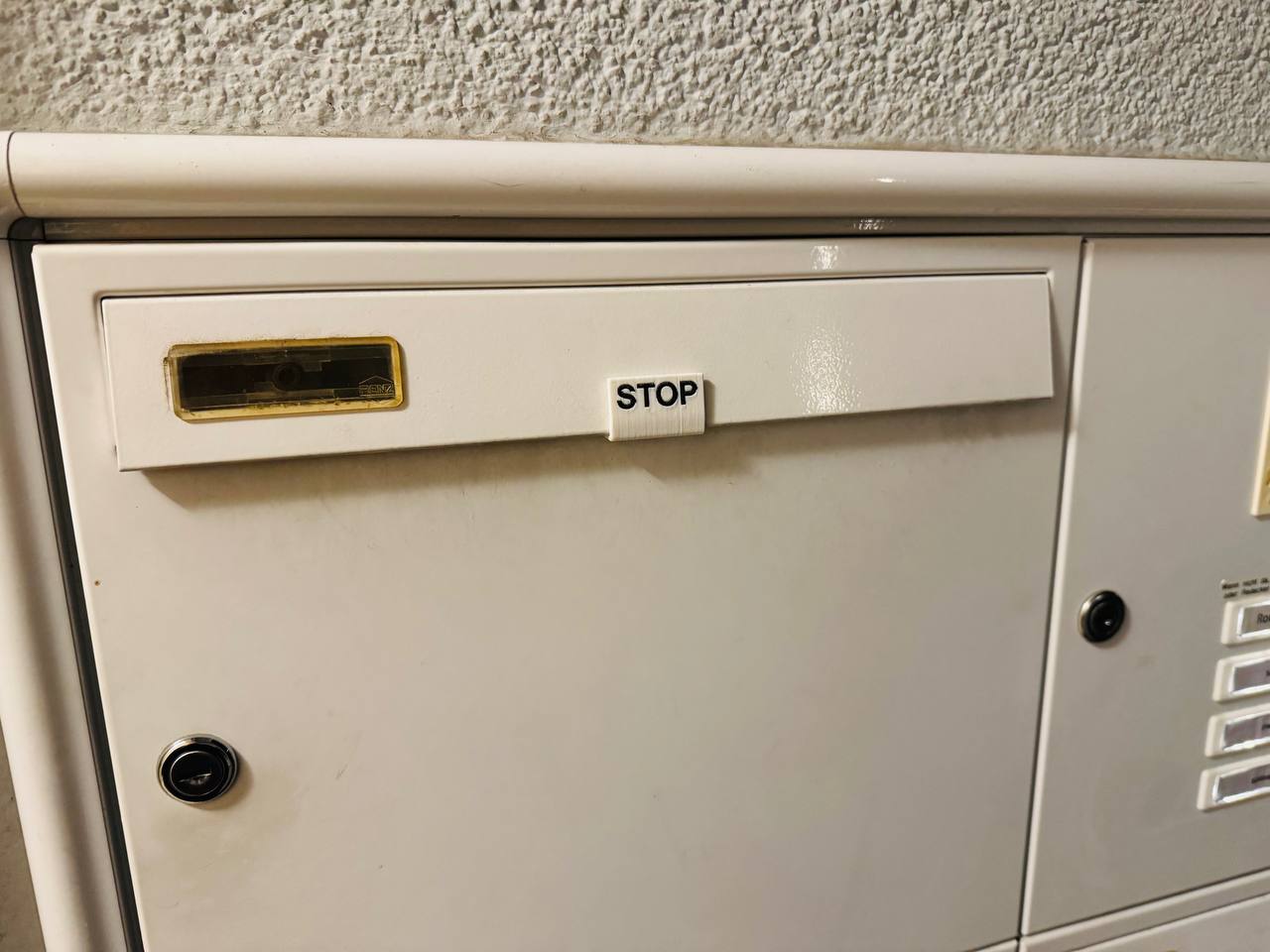 "Einwurfsperre" - a letterbox throw-in stop