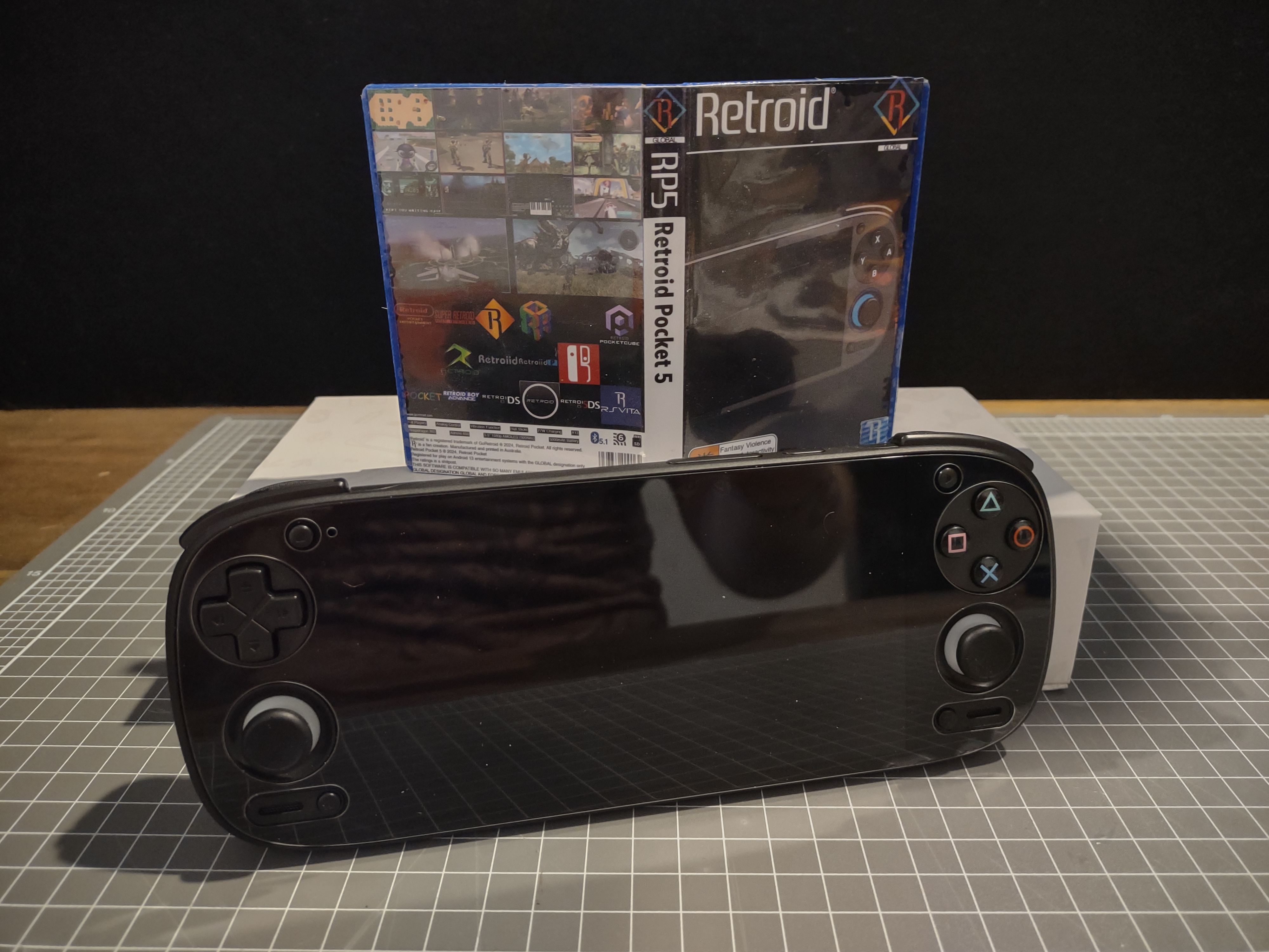 Miniatura 2 do modelo 3D MicroSD Case Styled like a Game Case