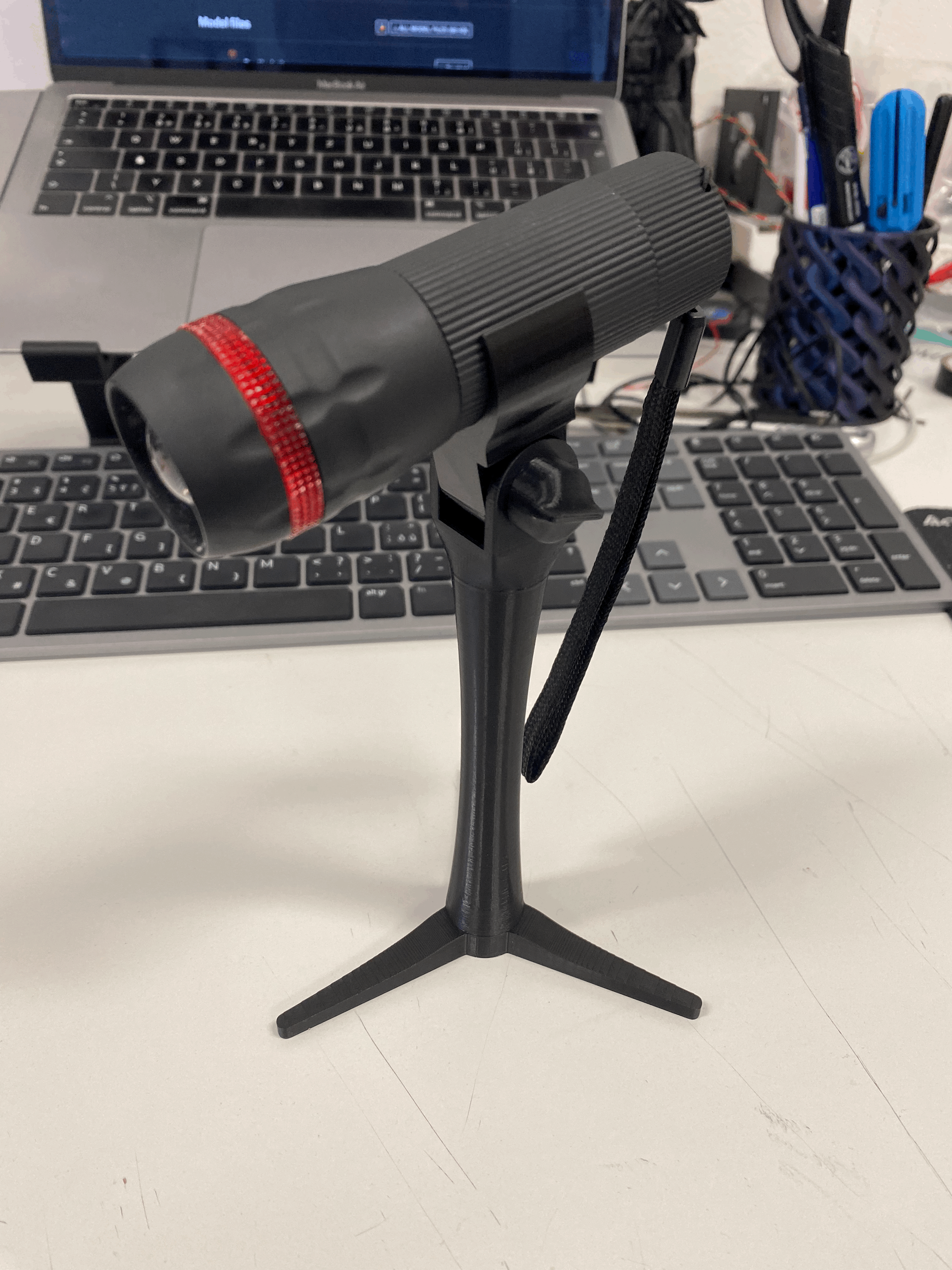 Flashlight lamp stand