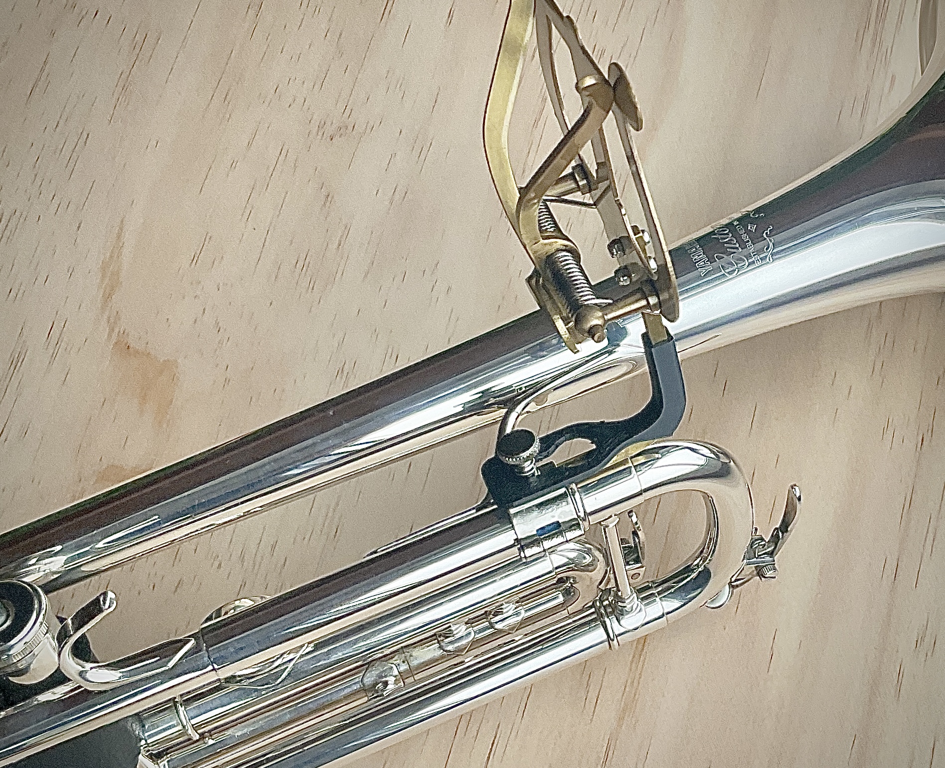 Retaining tab for a lyre holder