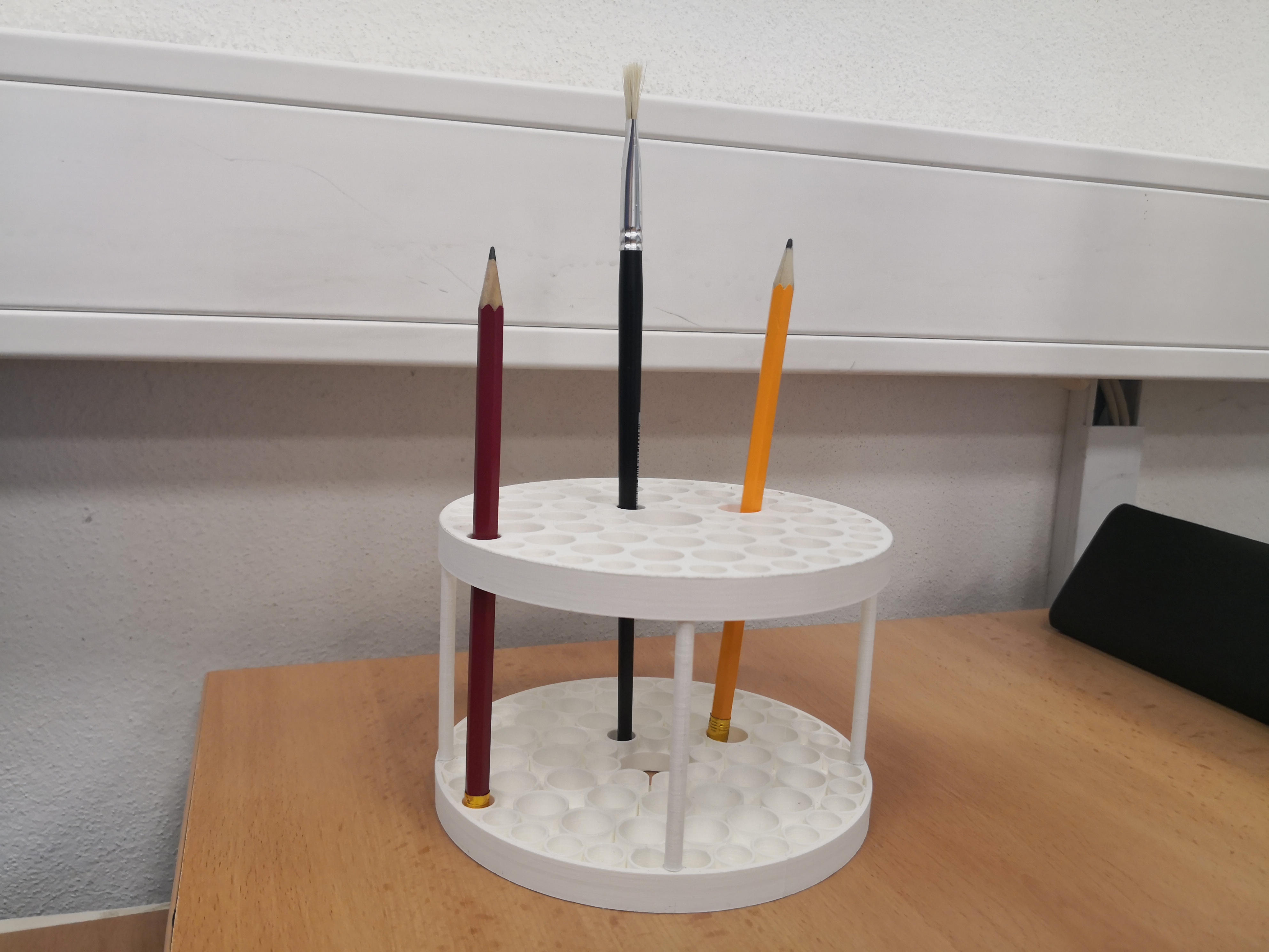 Circular brush or pencil holder (stojan na tužky/štětce)