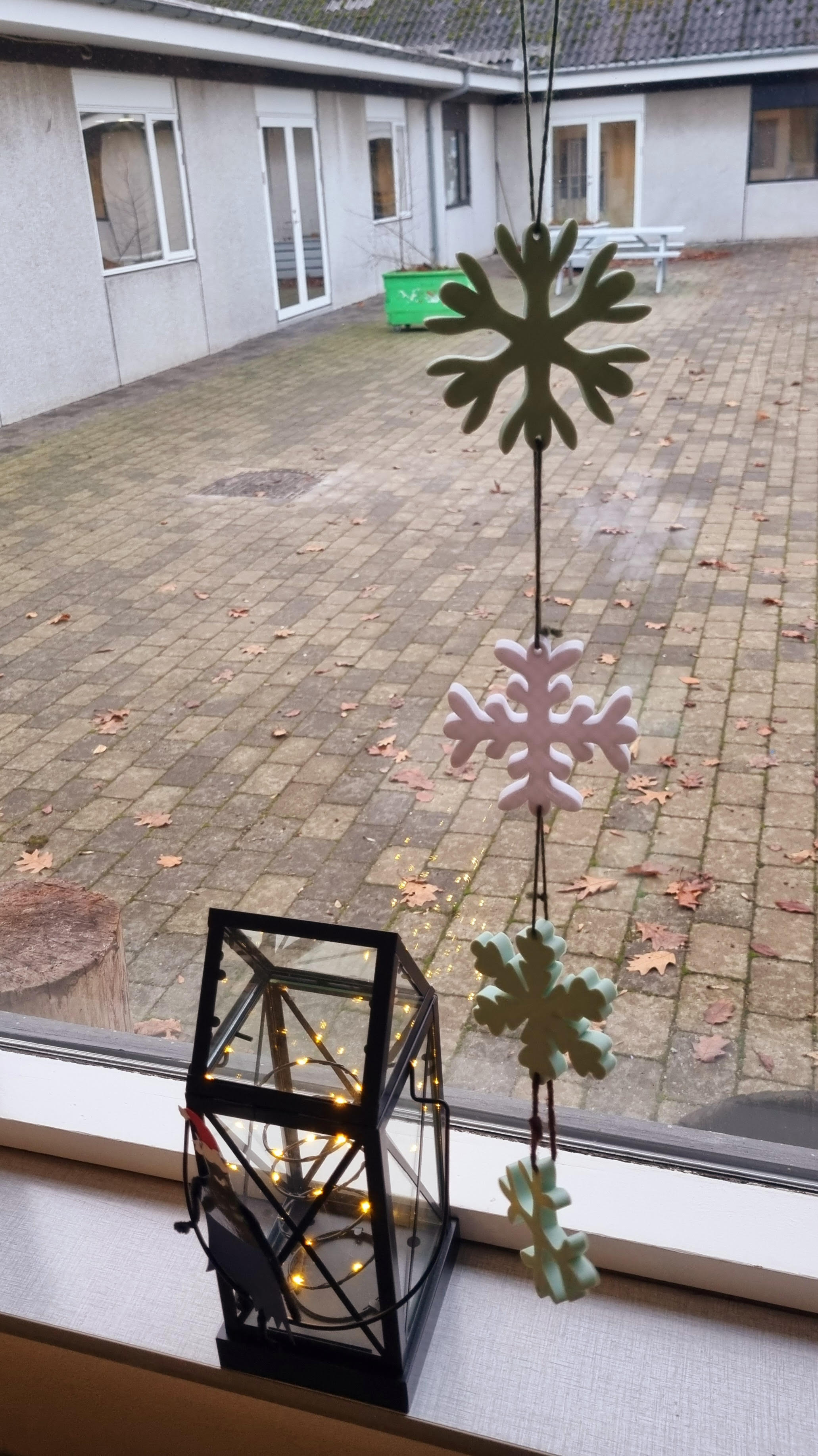 4 snowflakes for hanging decor