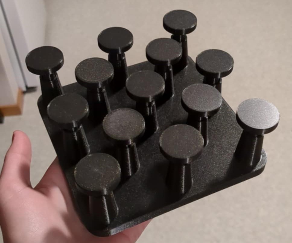 Spray paint tray for miniatures
