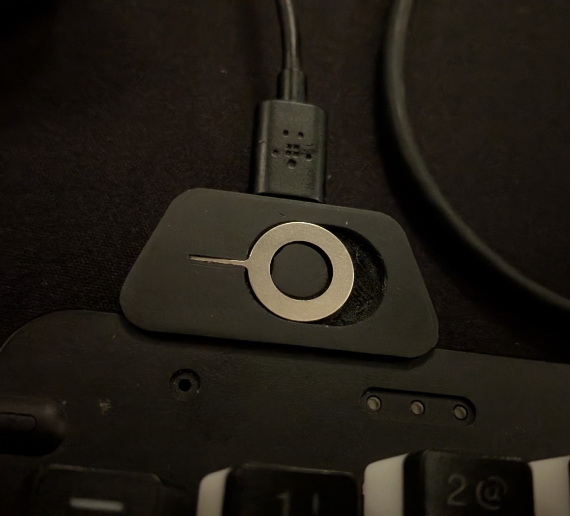 Moonlander Plug Protector (and reset key holder)
