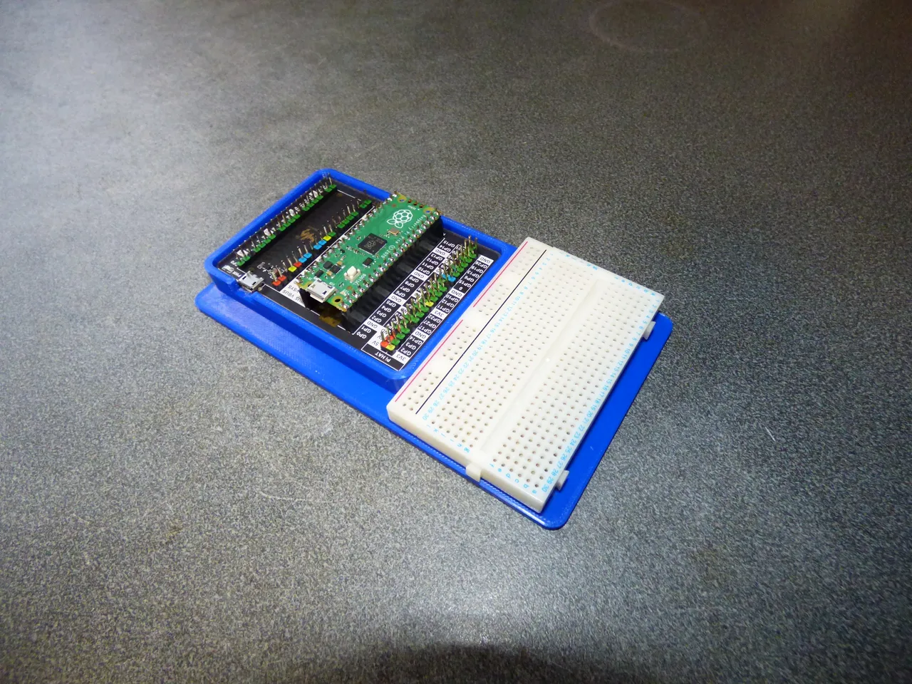 Raspberry Pi Pico collegato a una breadboard con una scocca stampata in 3D