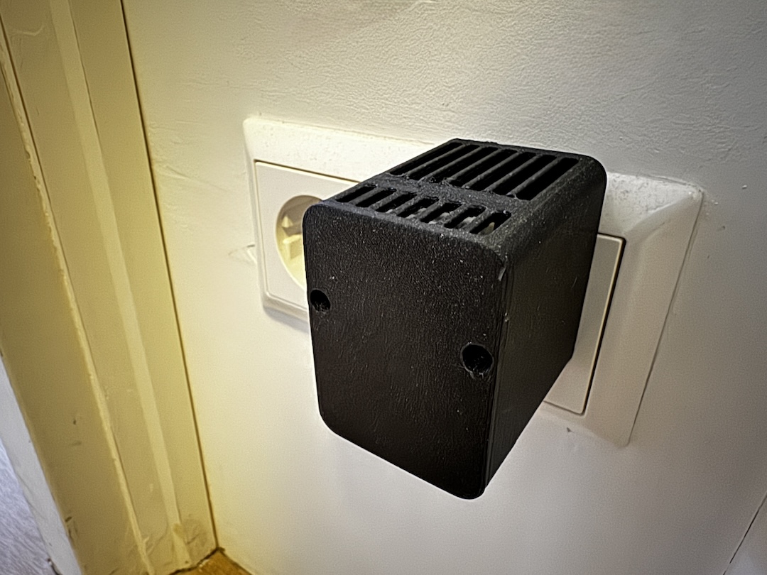 Plug-in enclosure for ESP8266 / ESP32 devices (EU)