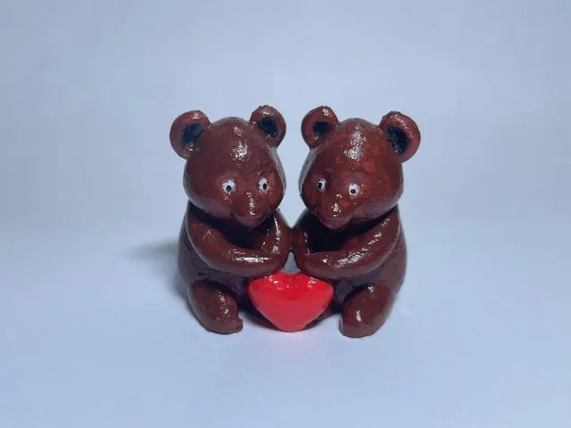 Teddy bears with a heart, ideal for giving as a gift