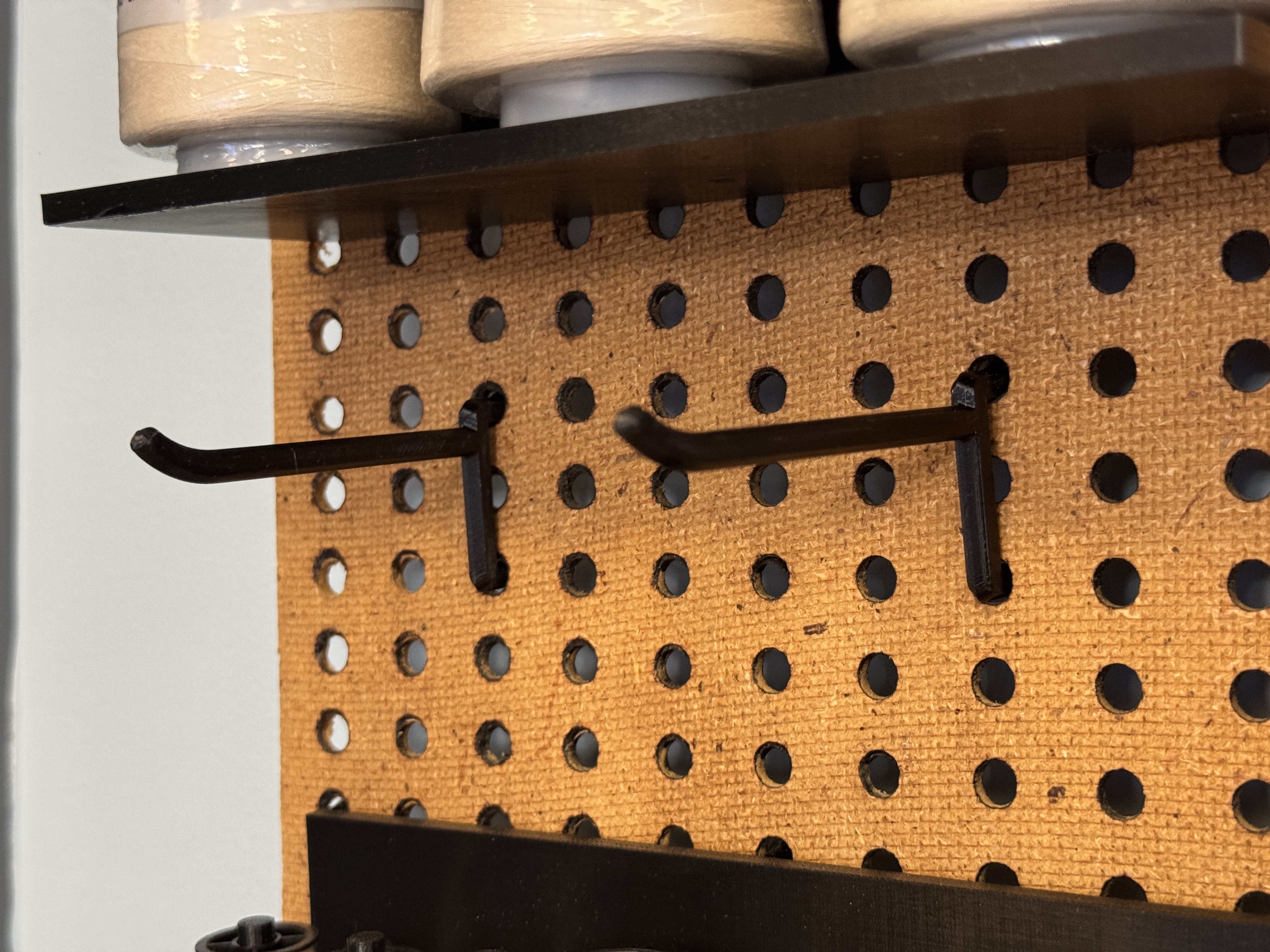 Miniatura 2 do modelo 3D Pegboard Spool Holder