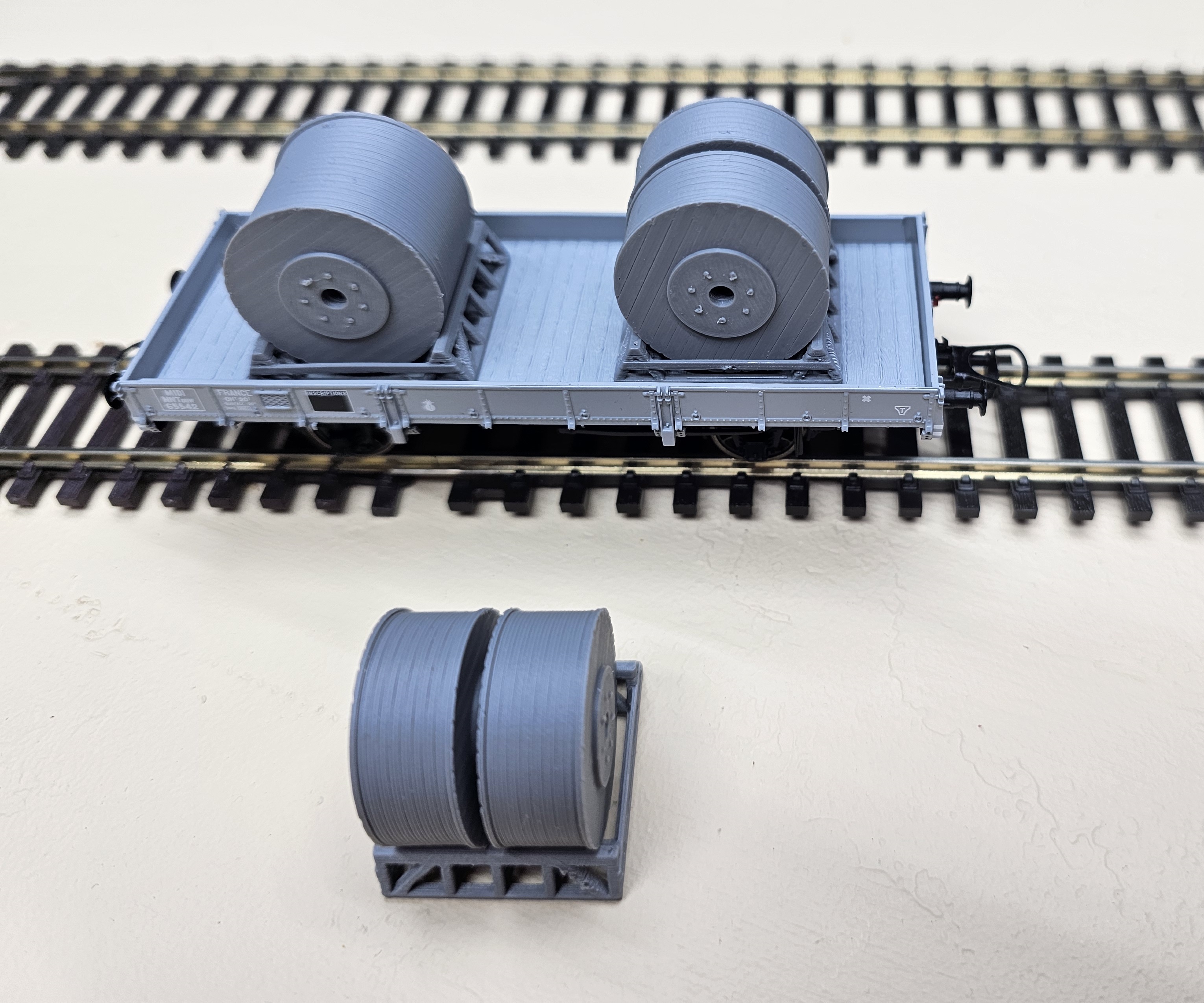 High-voltage cable reels with support HO / Rouleaux de Câble à haute-tension avec support H0