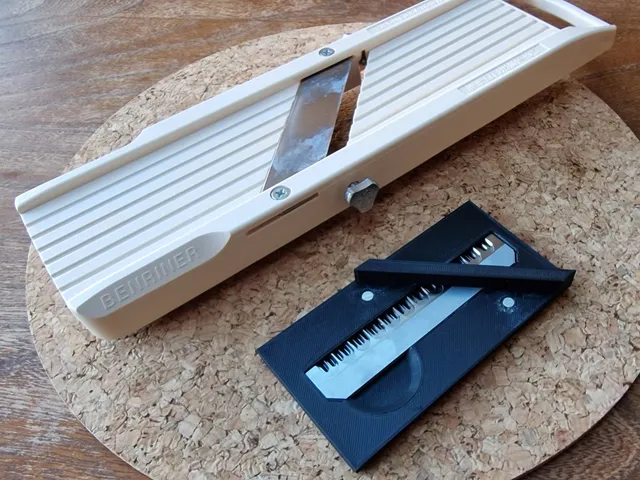 Benriner BN-1 mandoline safety cover and blade holder