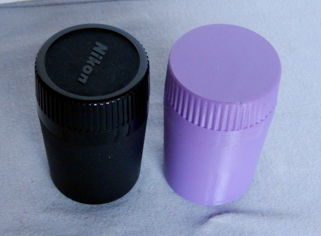 Behälter für nachladbare Nikon F2 Film Kassetten; Container for refillable Nikon F2 film cassettes