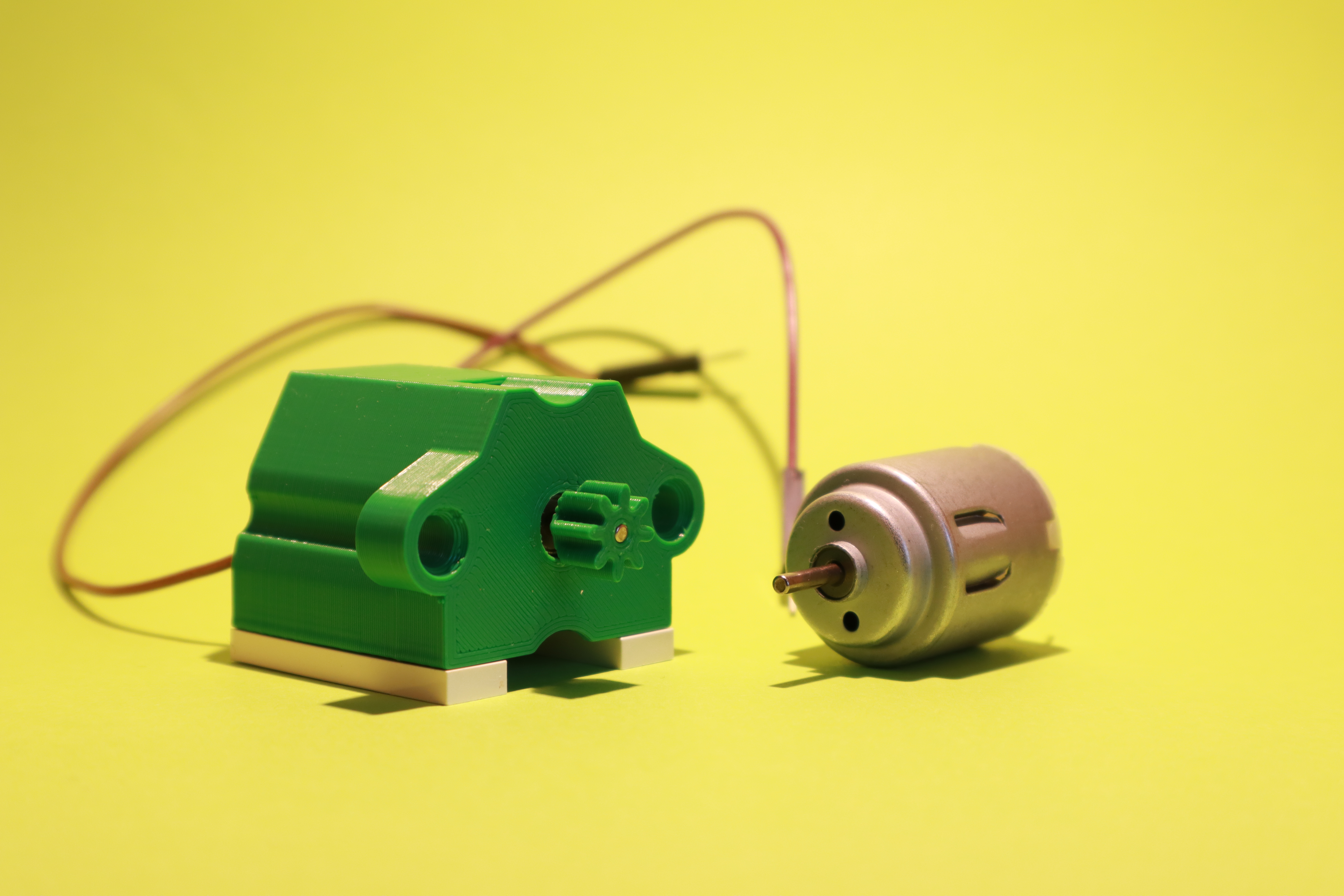 Lego-compatible Brikkitron enclosure for 140-class motor