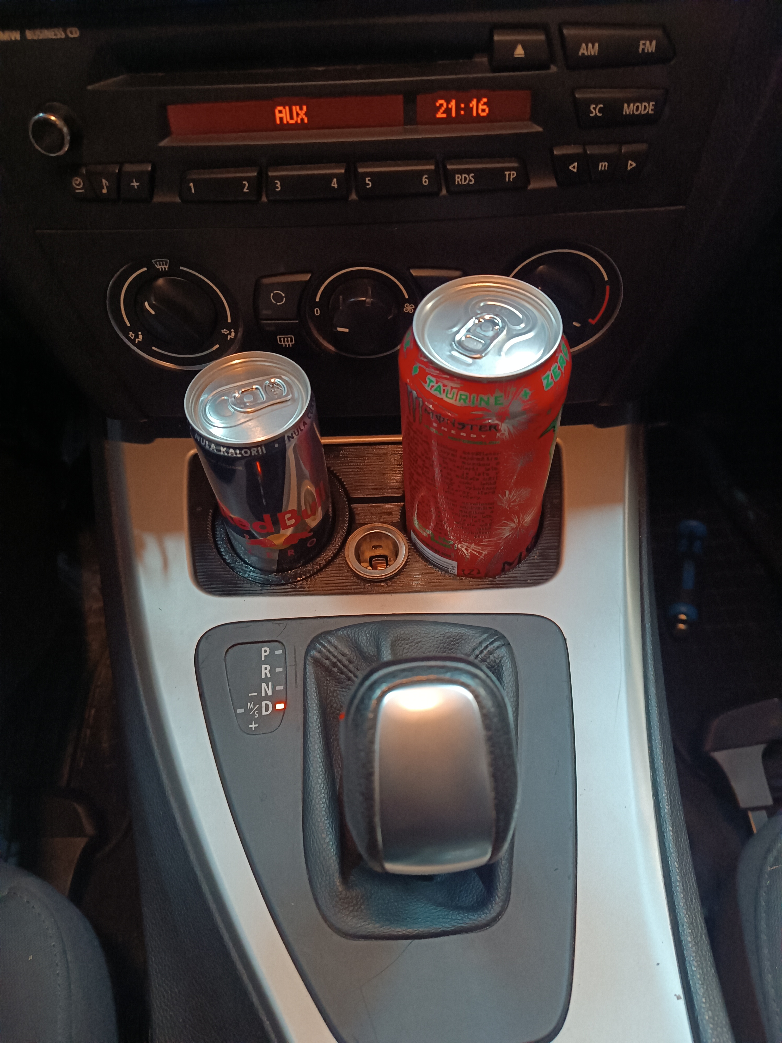 E90/91 cup holder