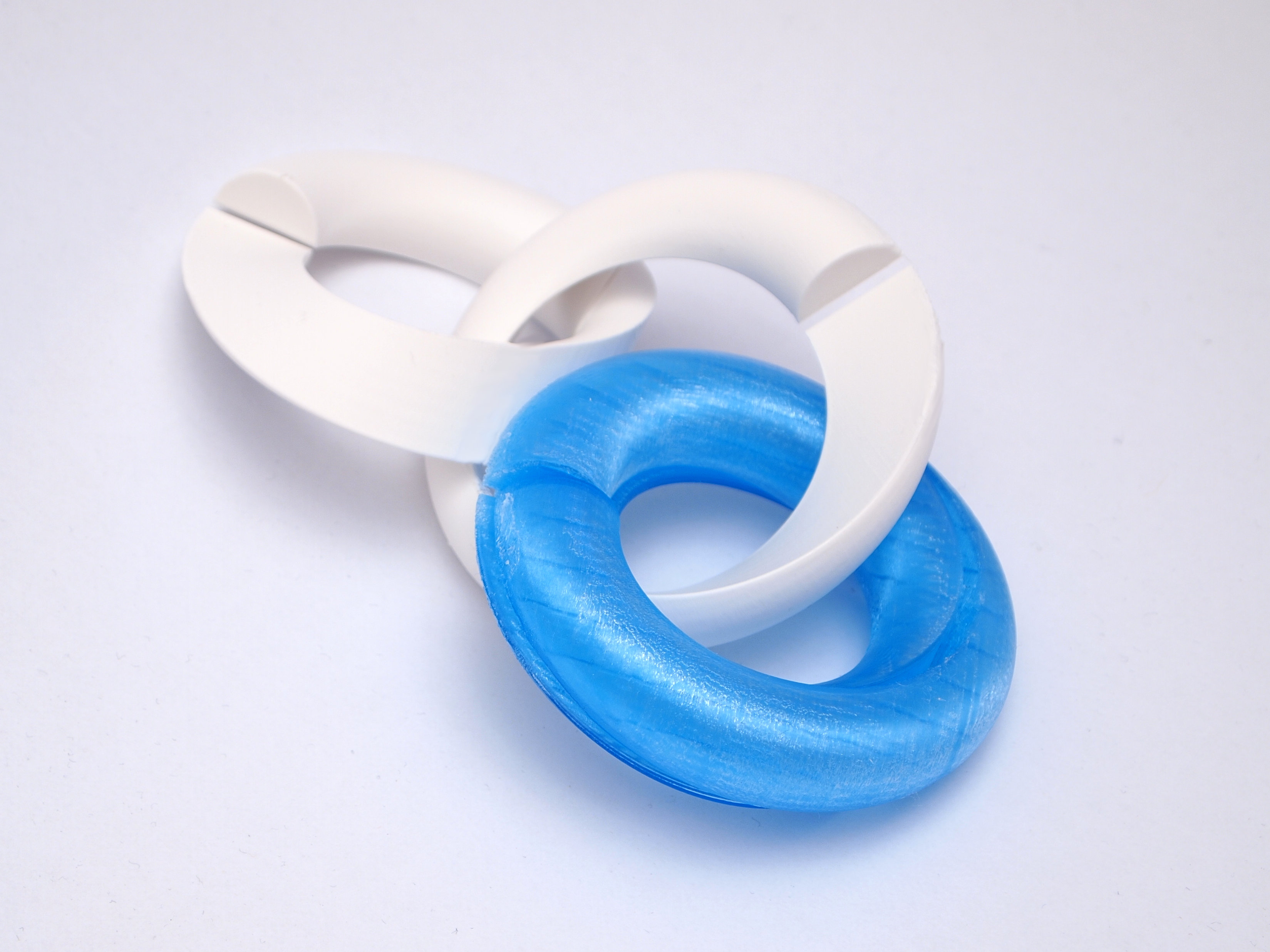 Möbius Cut Rings