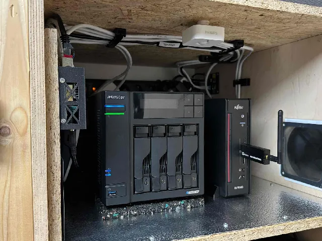 Simple Fujitsu Q957 stand