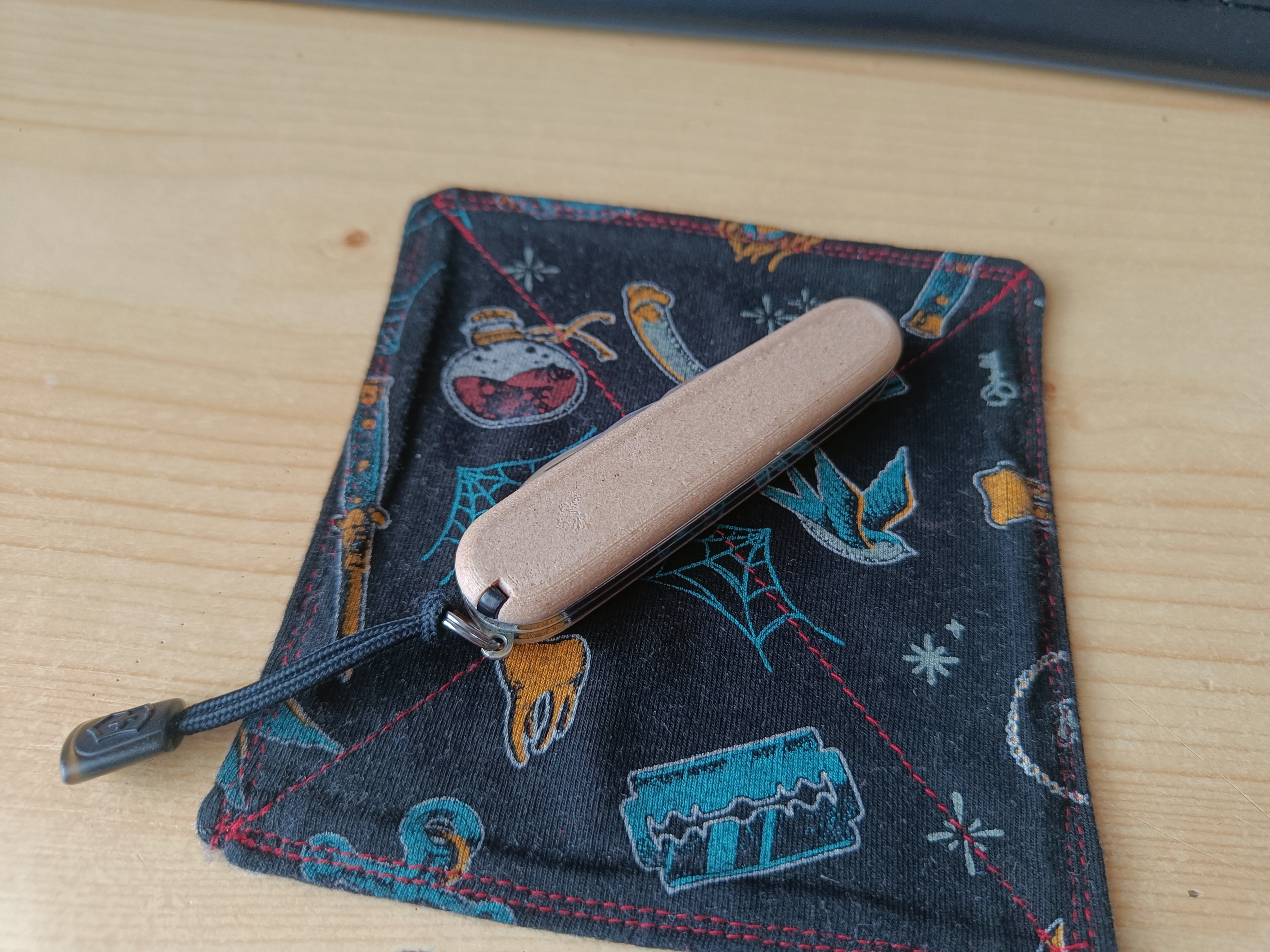 Victorinox 84mm scales