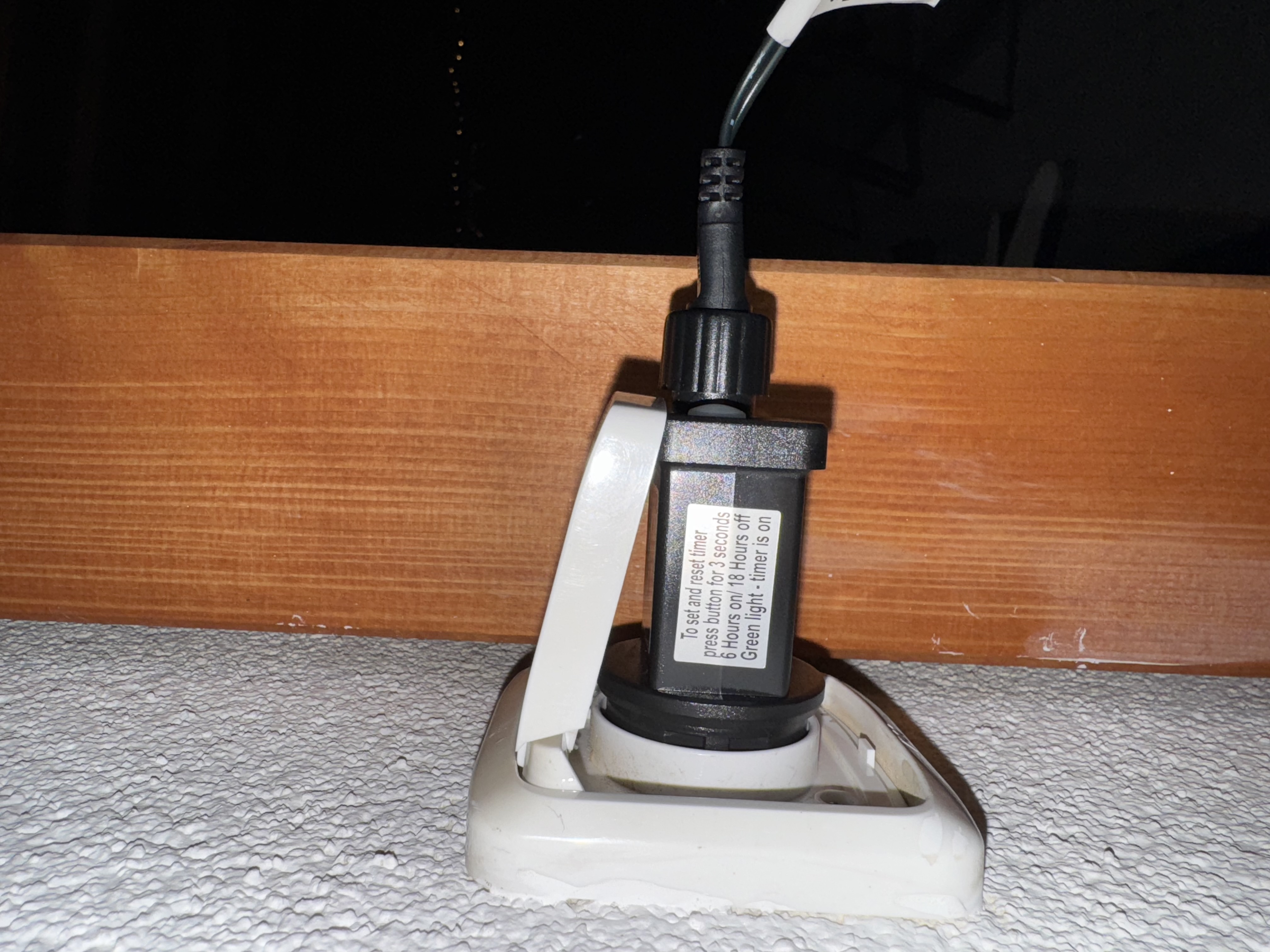 Outdoor weatherproof outlet cover — thumbnail 3