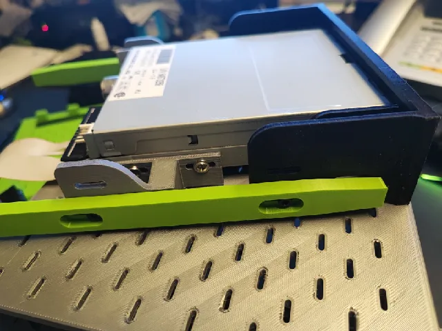 Rail Extention for 3.5" Diskdrive mount