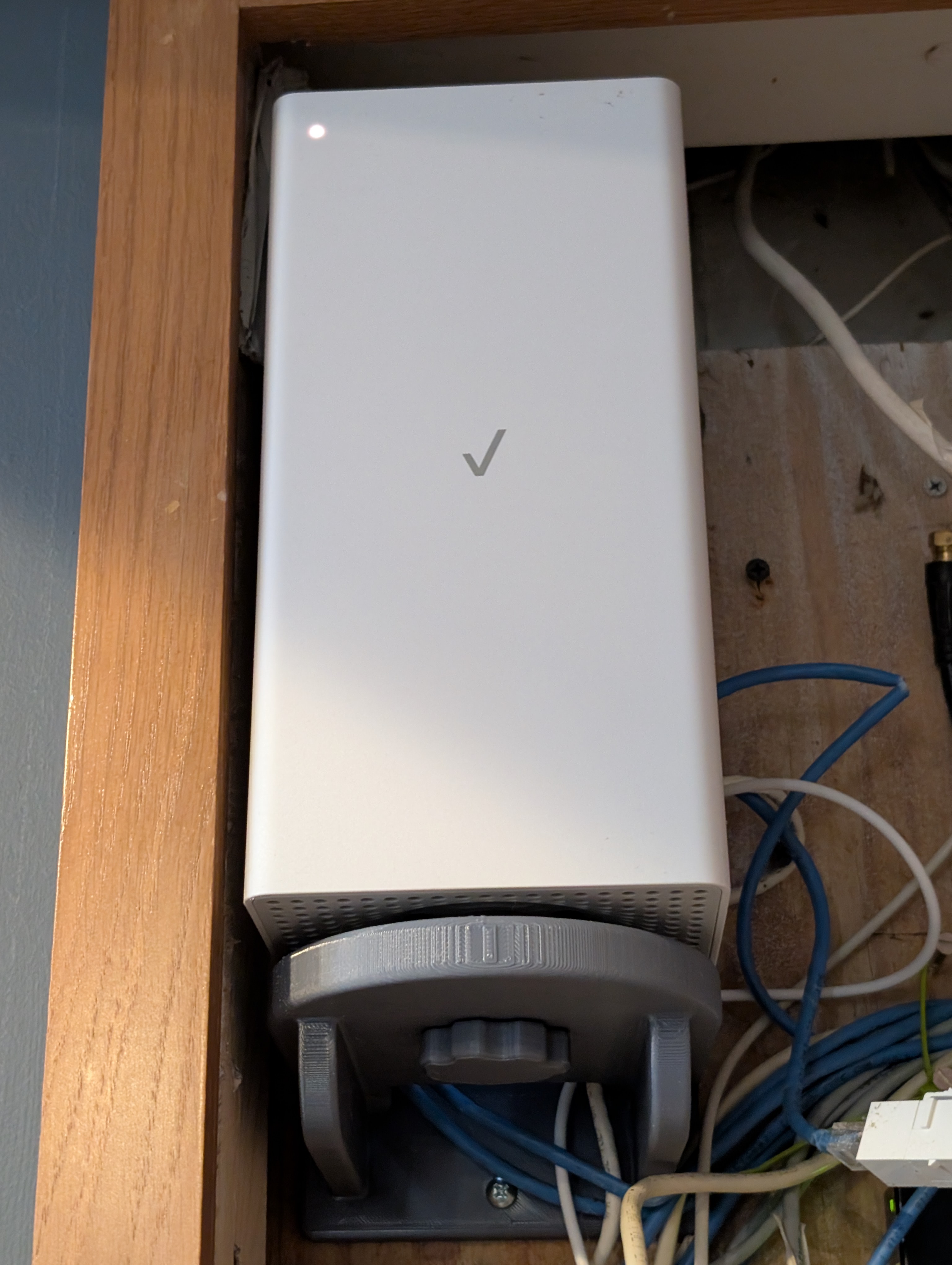 Low Profile Router CR1000a Wall Mount Stand