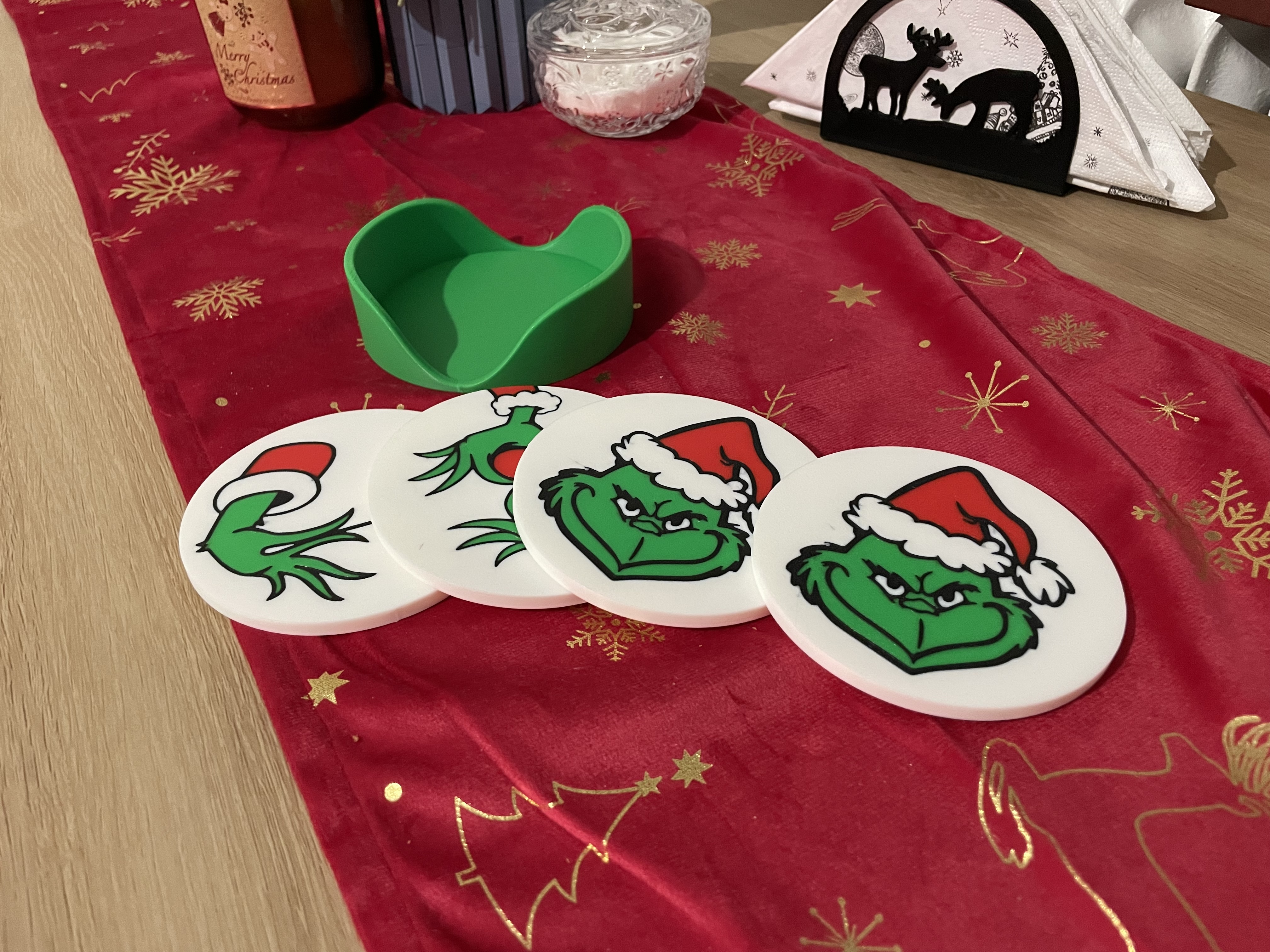Miniatura 5 do modelo 3D Grinch Coaster Set