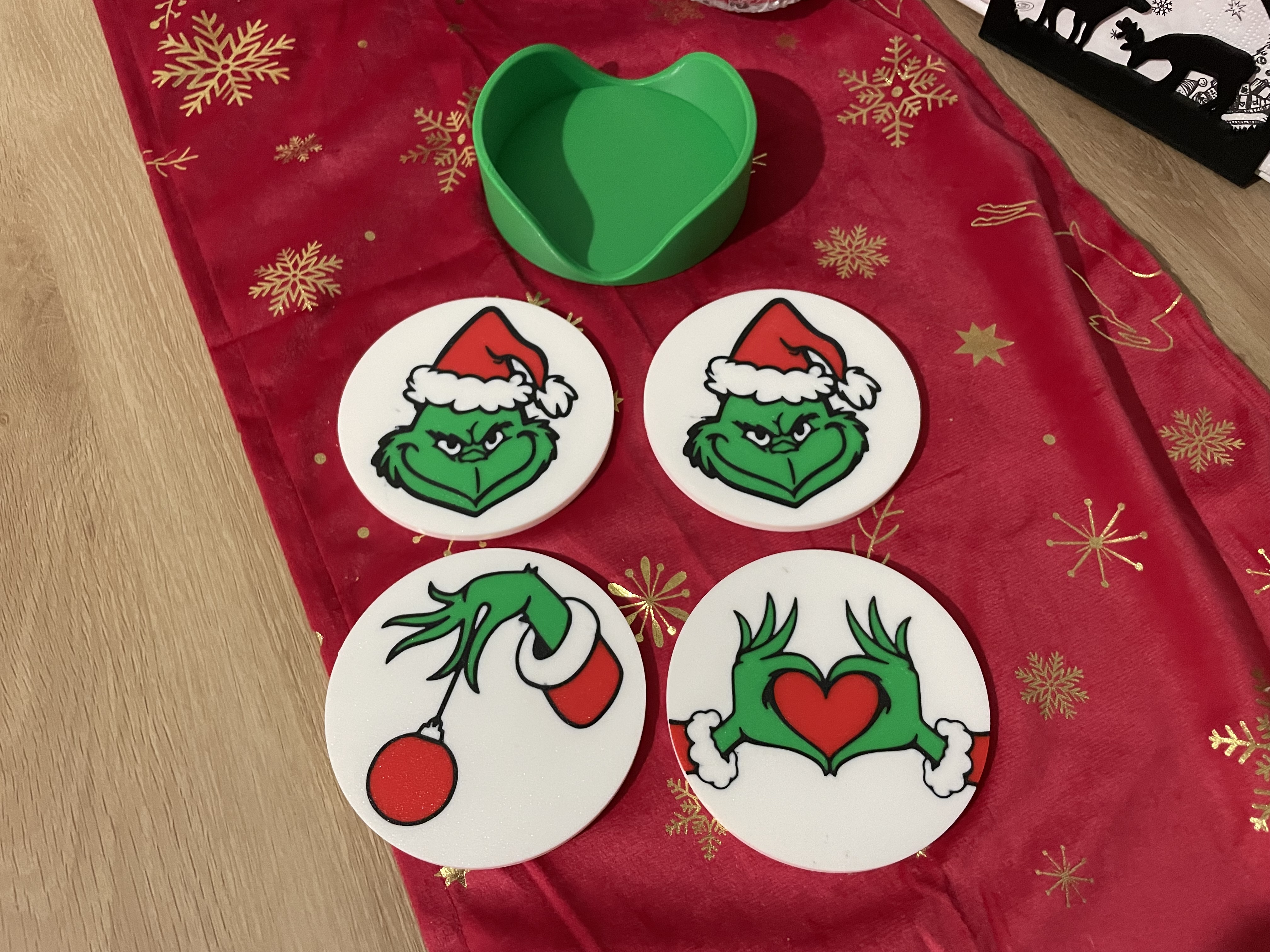 Miniatura 6 do modelo 3D Grinch Coaster Set
