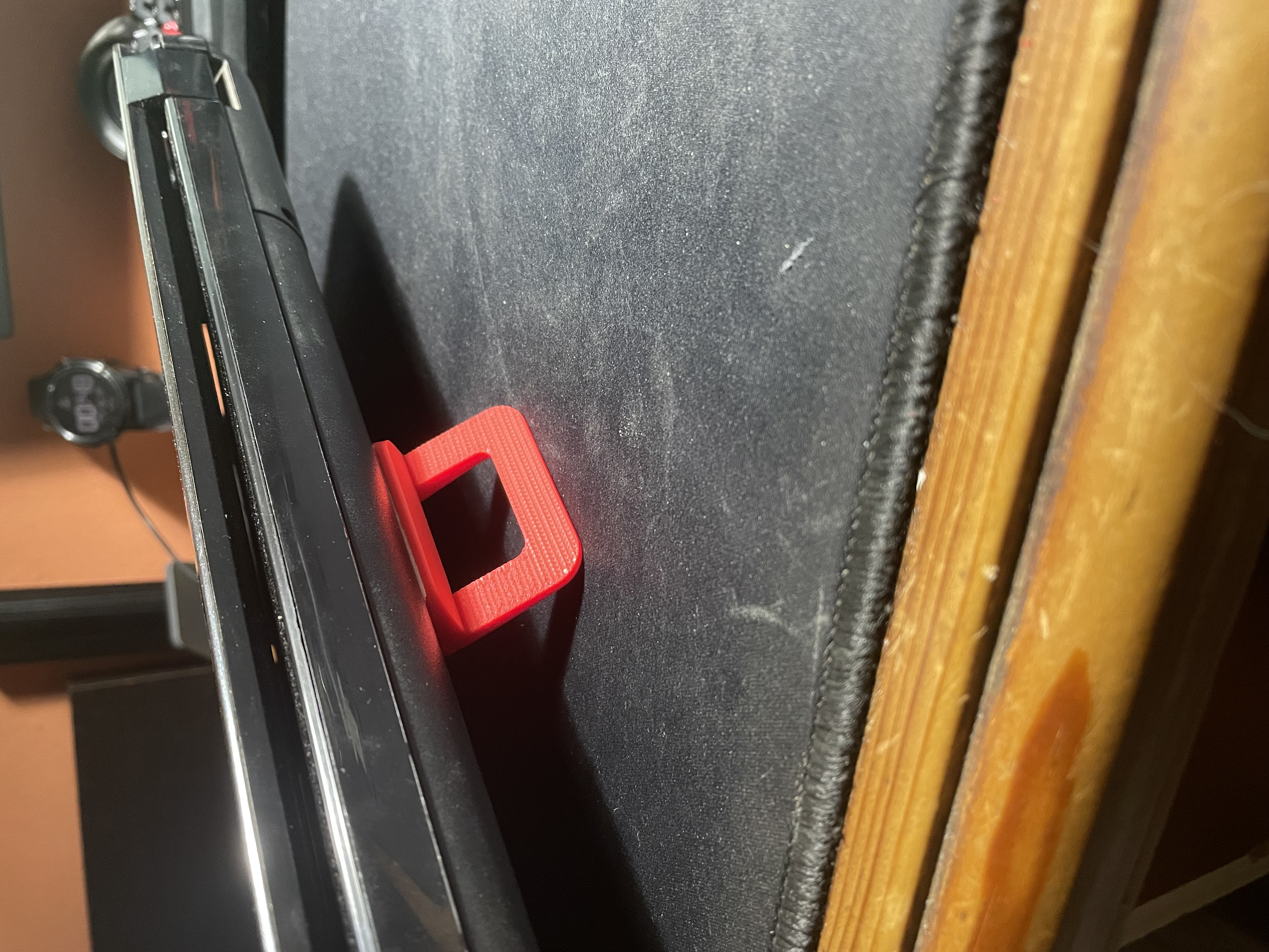 Minimalistic laptop raiser stand