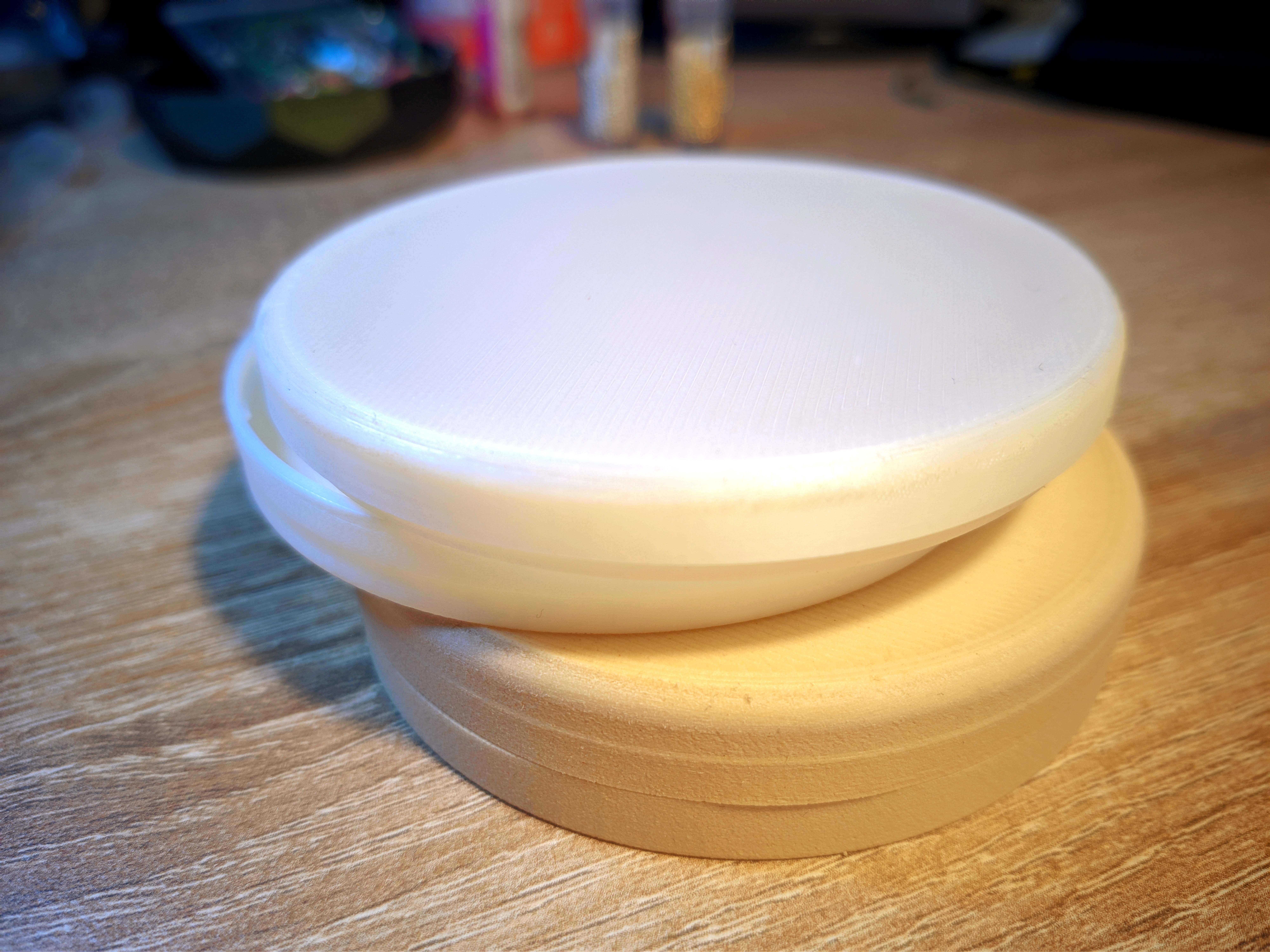 Jewellery container with easy thread