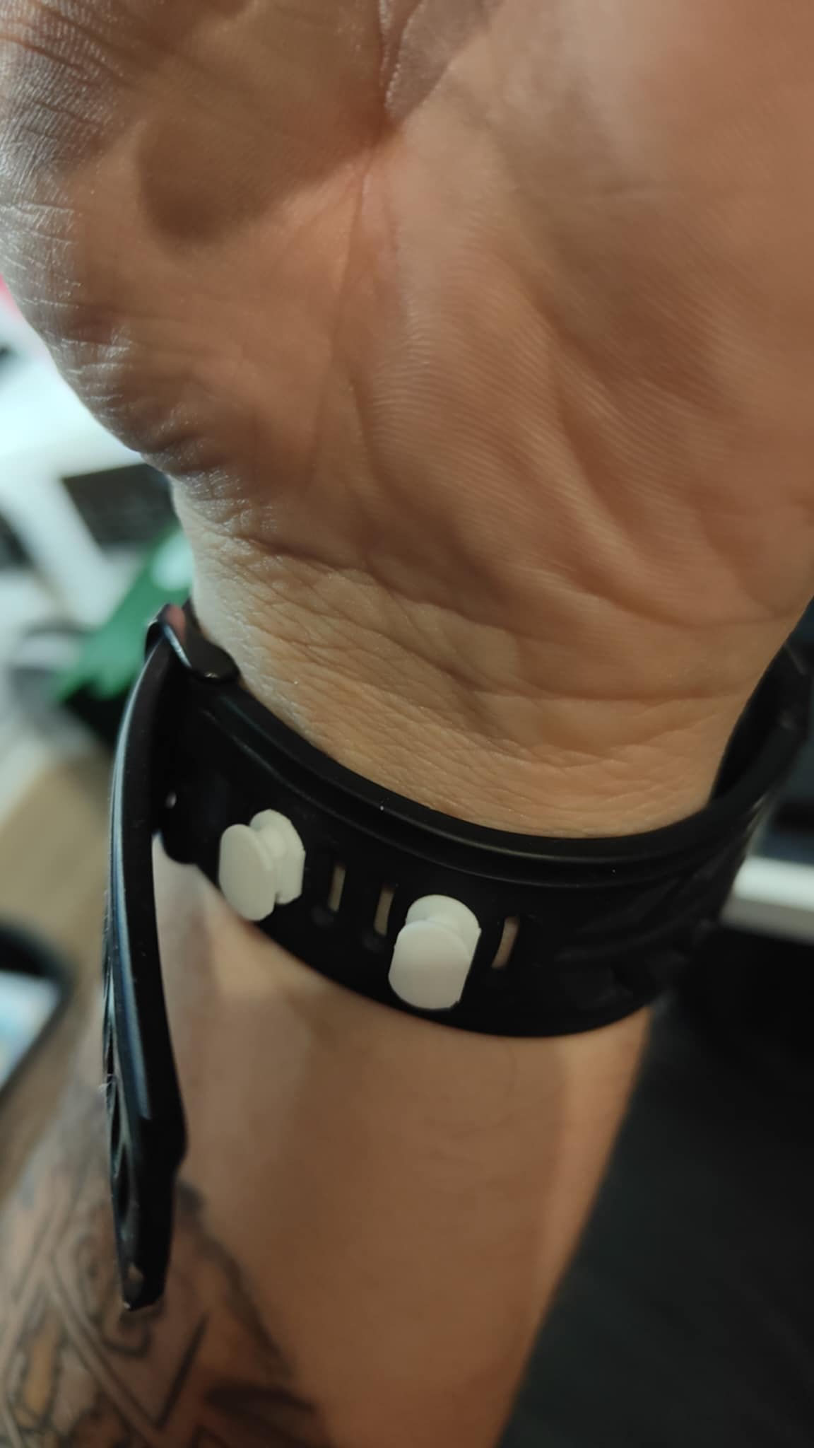 Wrist watch strap retainer clip