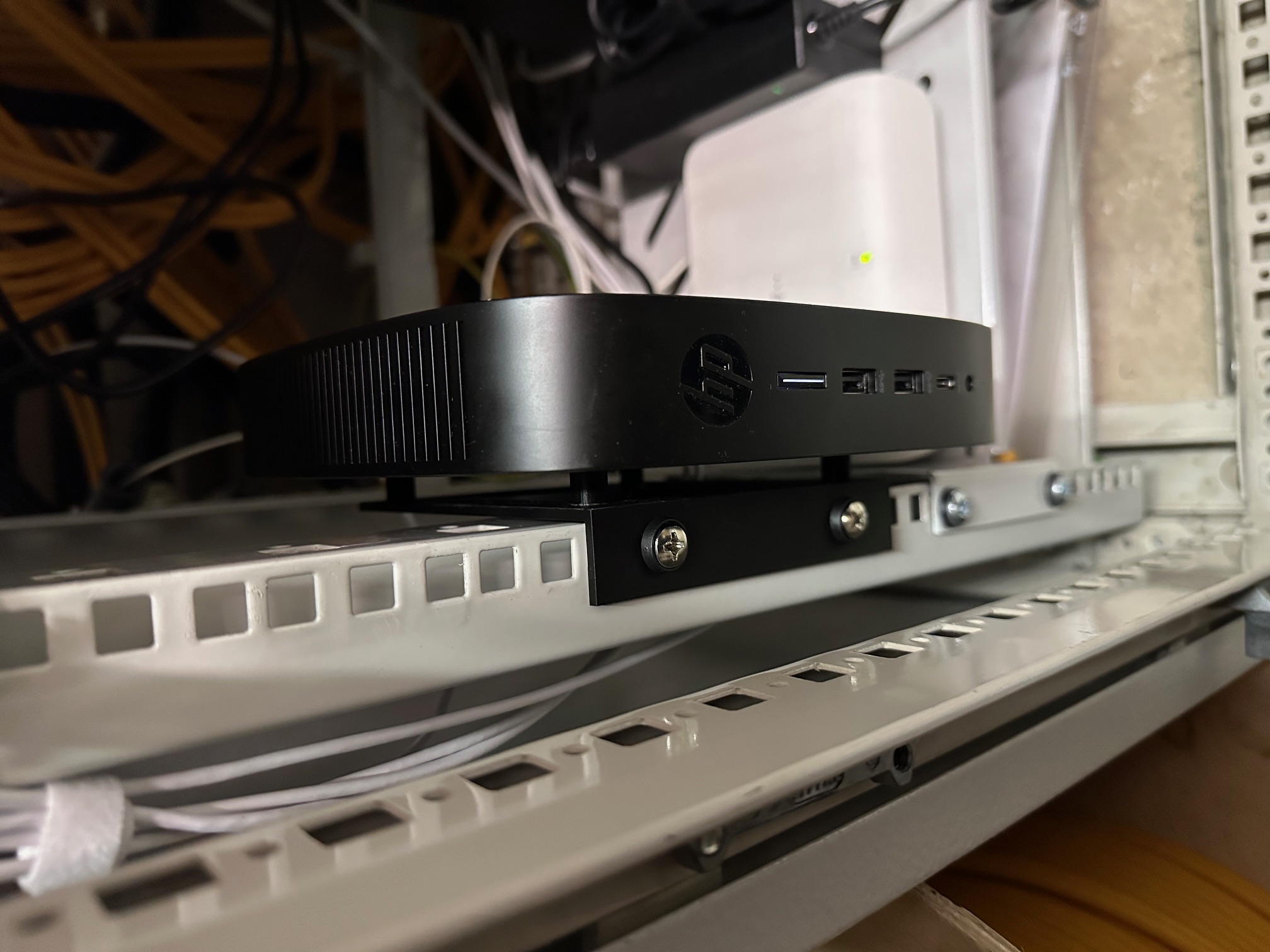 VESA 100x100 rack mount