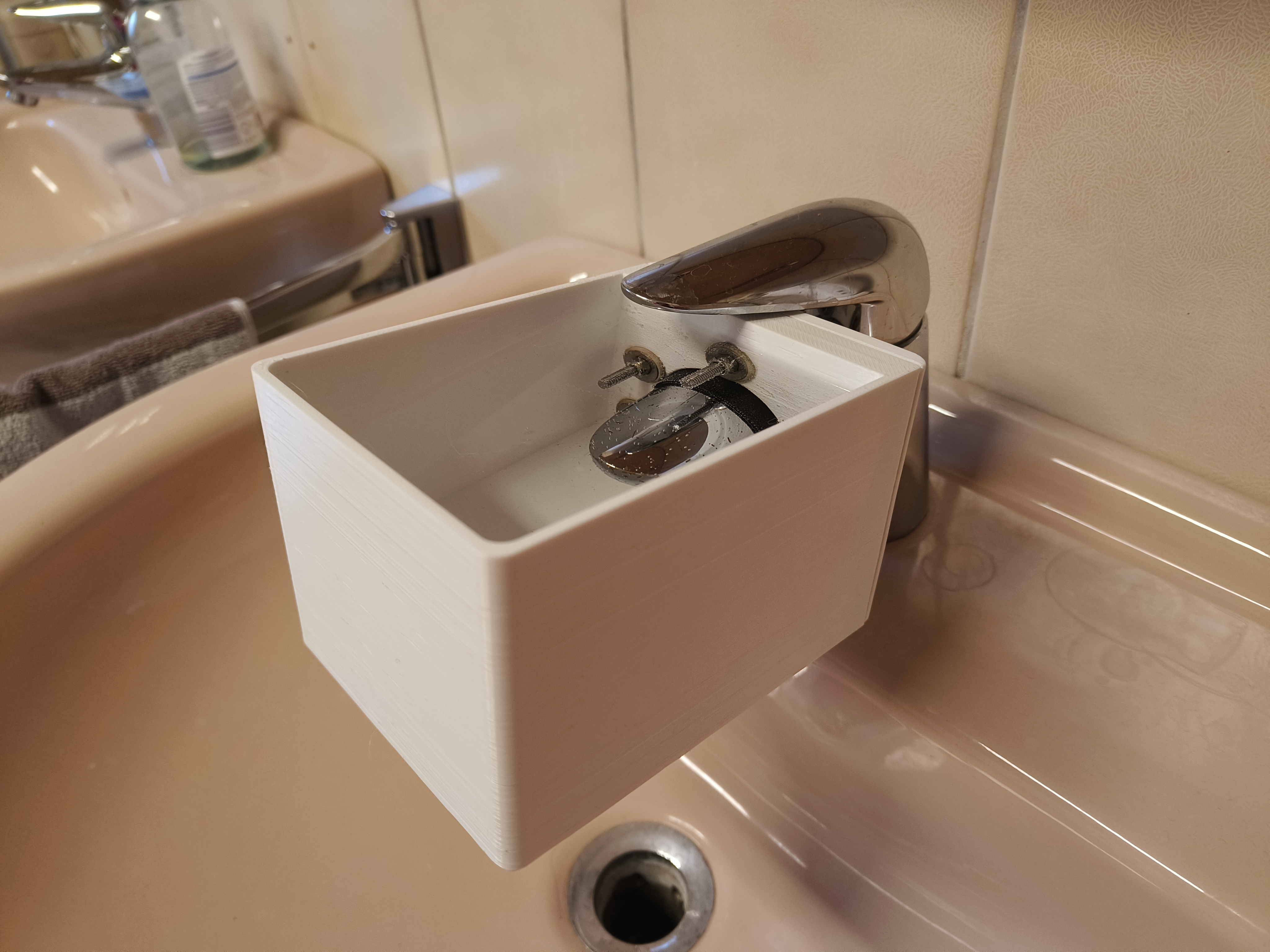 Water Descaling Container for Faucets