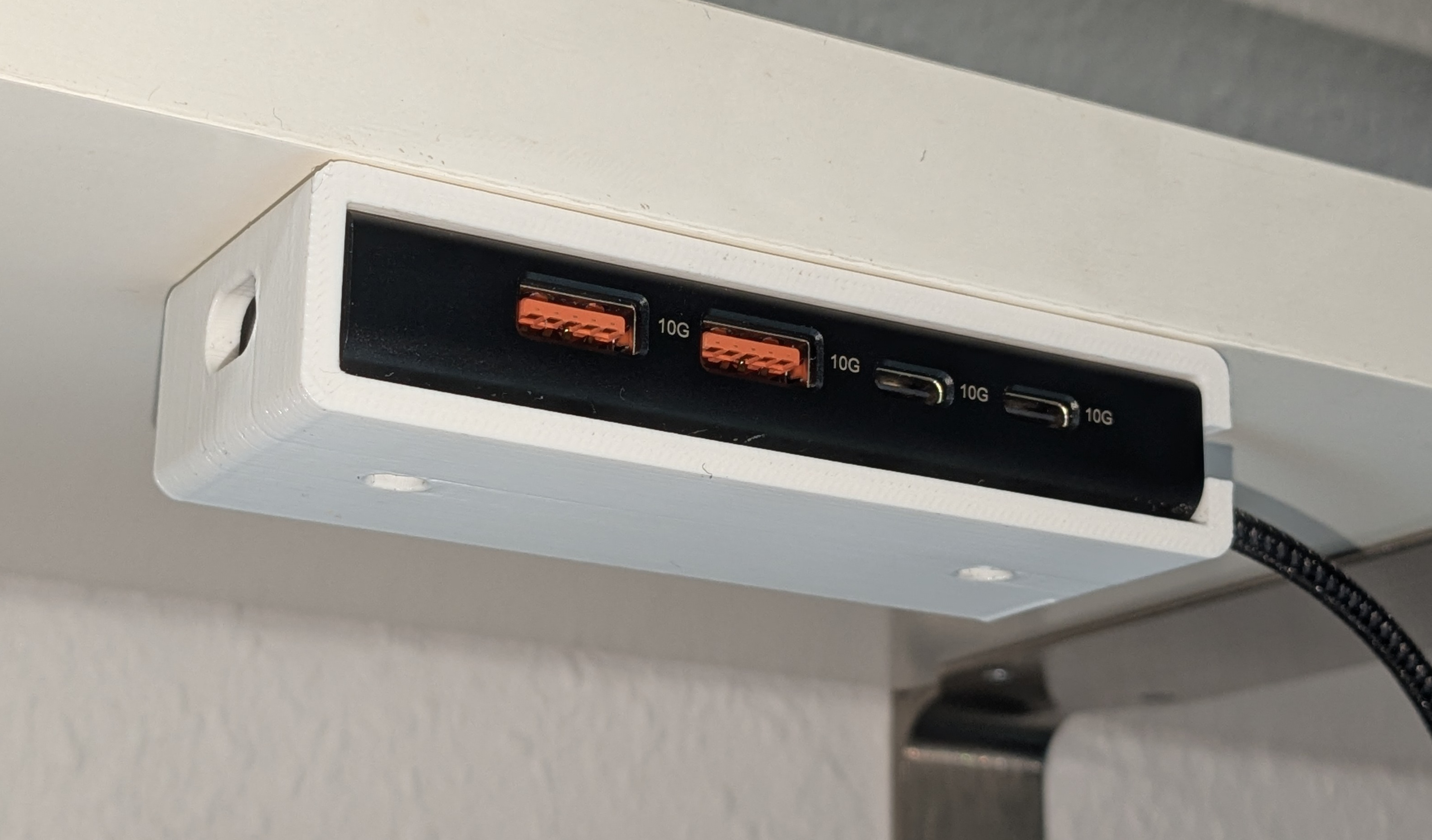 icy box USB-C hub shelf mount