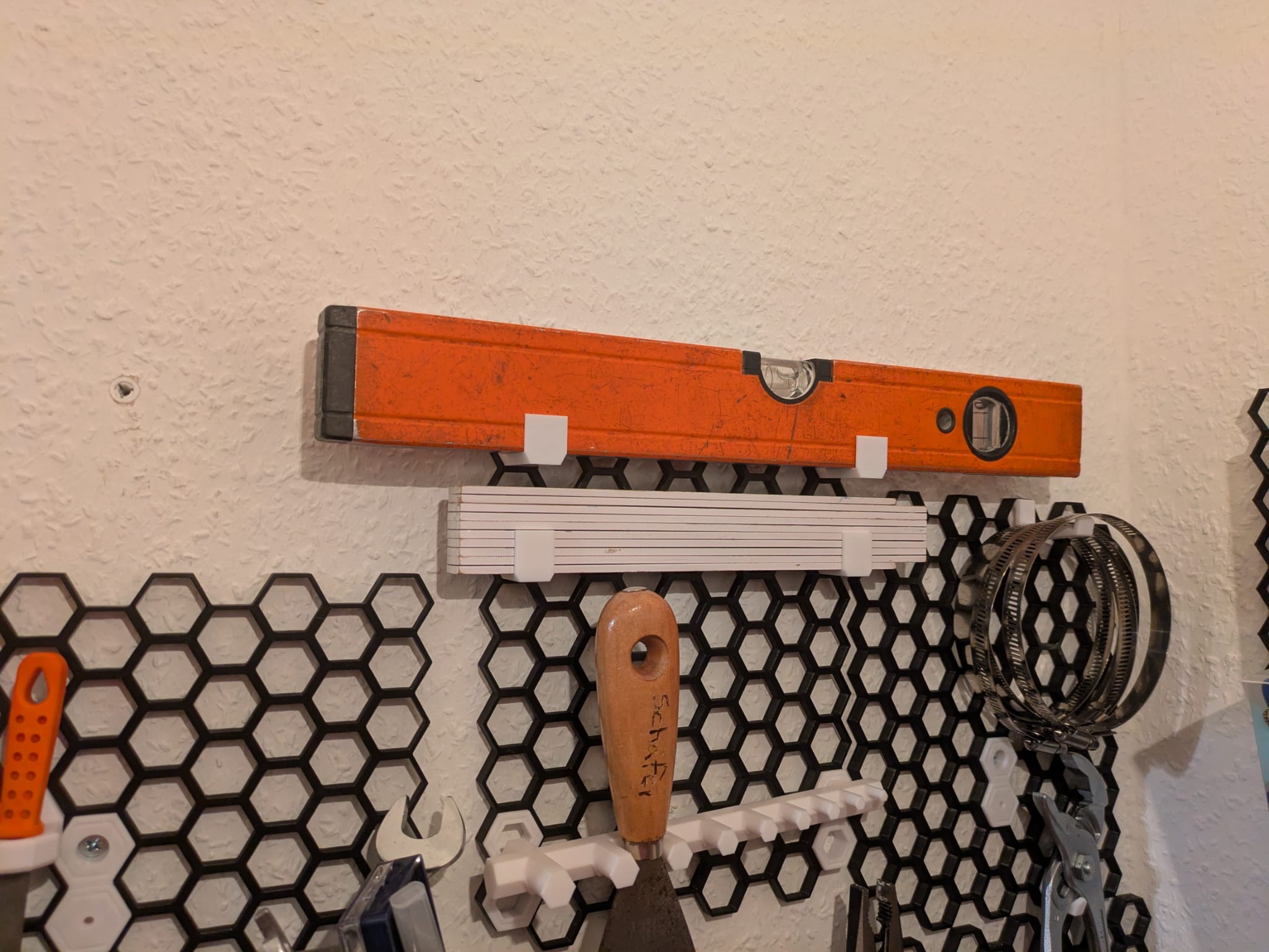 Honeycomb wall spirit level hook
