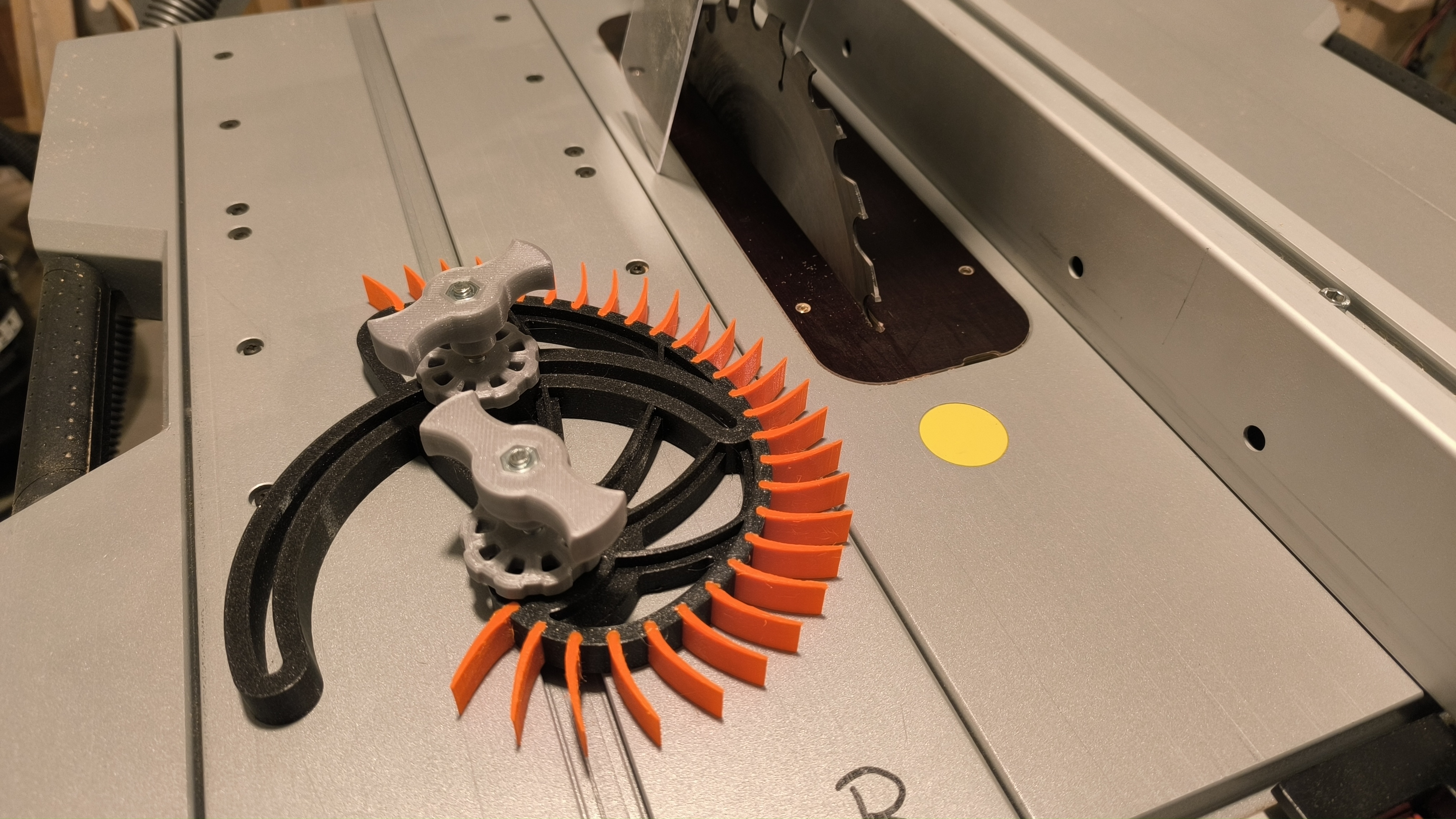Fibonacci featherboard with variable sized feathers for table saw BOSCH GTS 10 XC