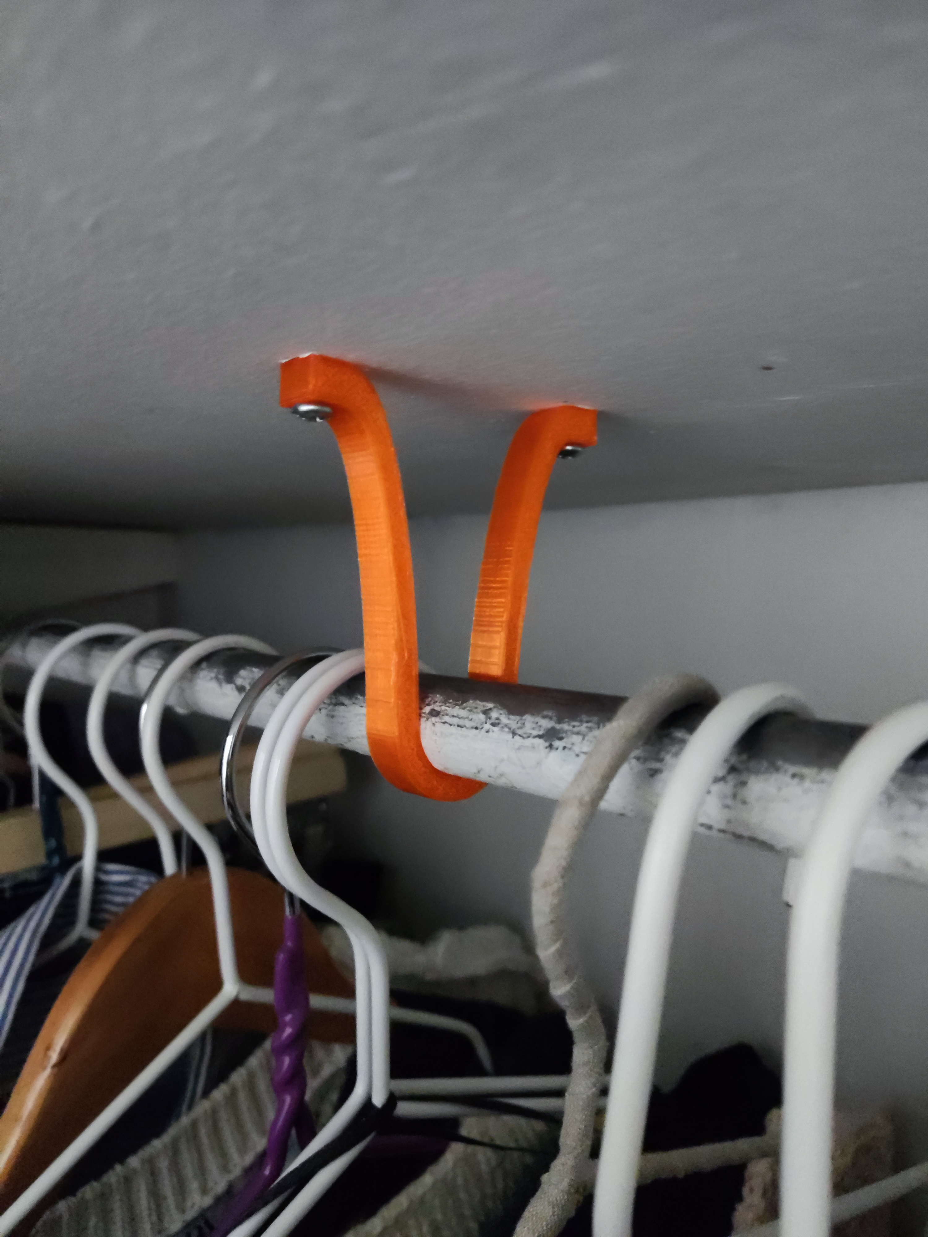 Closet rod middle support hanger