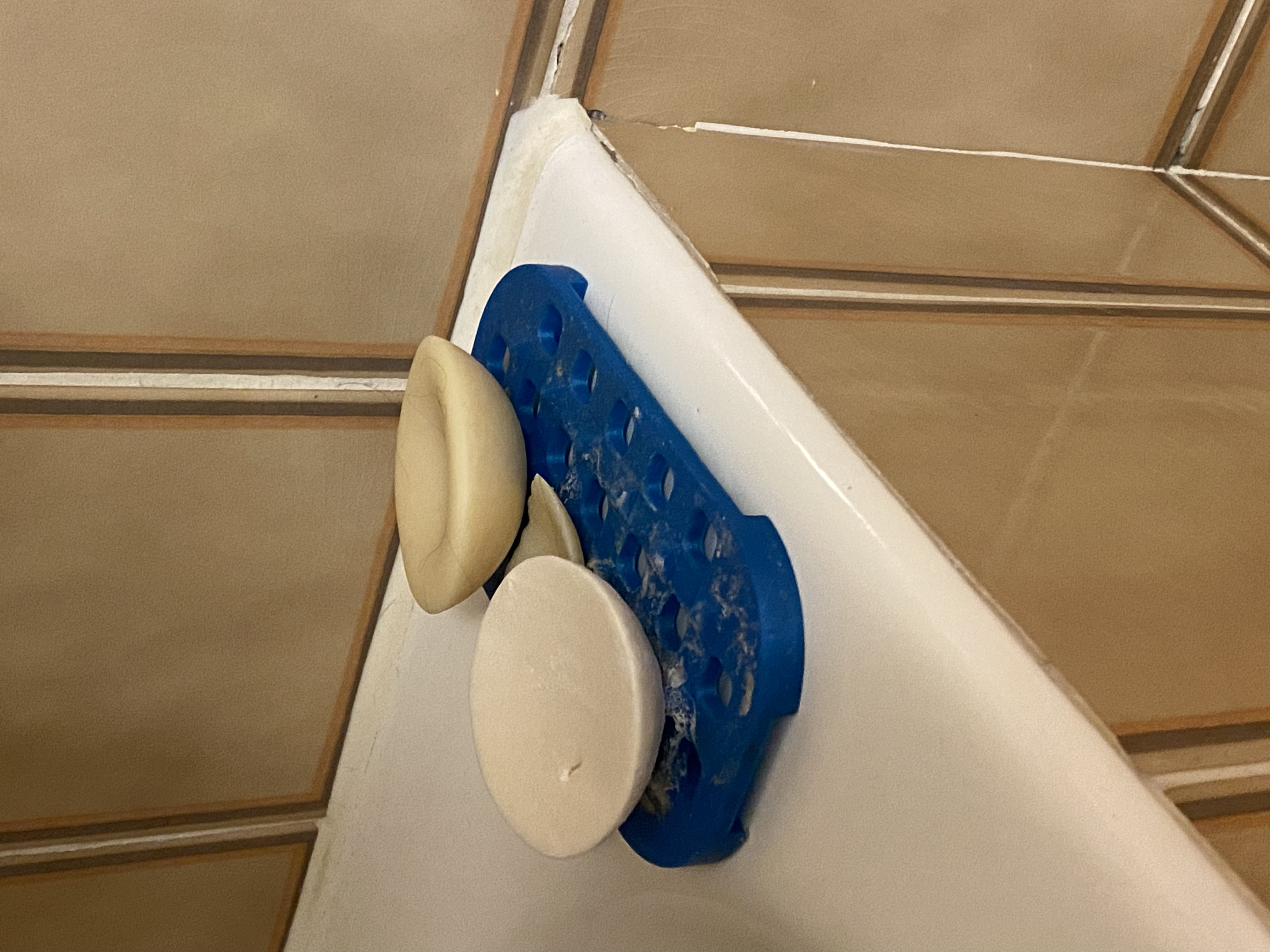 Practical and efficient soap holder with/without magnets.