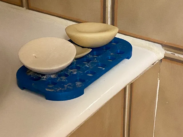Practical and efficient soap holder with/without magnets.