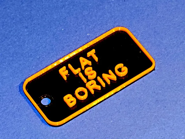 Keytag "Flat is boring", 3D-Slogan