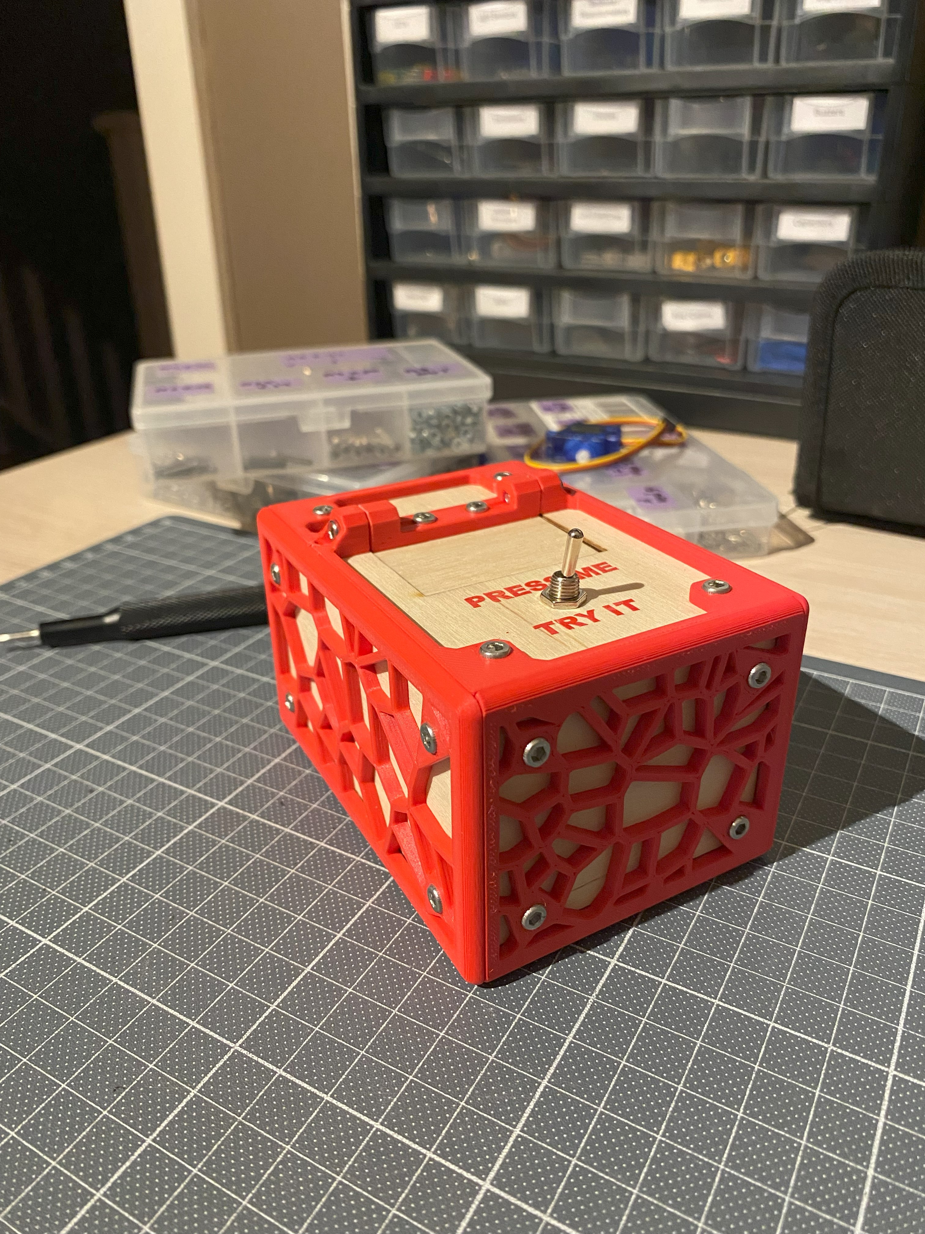 Voronoi Useless Box