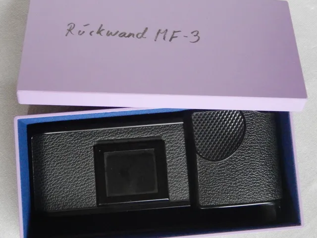 Schachtel für die Nikon F2 Filmstopprückwand MF-3; Box for the Nikon F2 Auto Rewind Stop Back MF-3