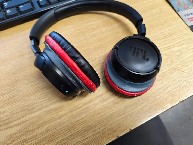 redukce na oválné polštářky sluchátek JBL 510BT
