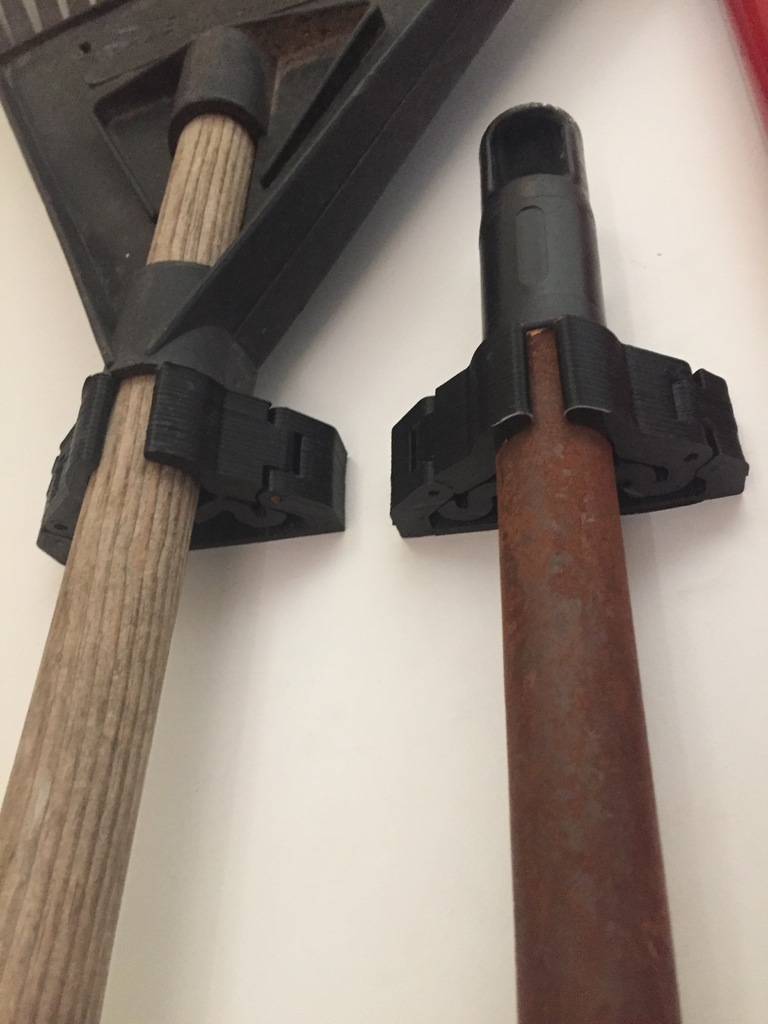 Miniatura 5 do modelo 3D Customisable Latching Broom Holder